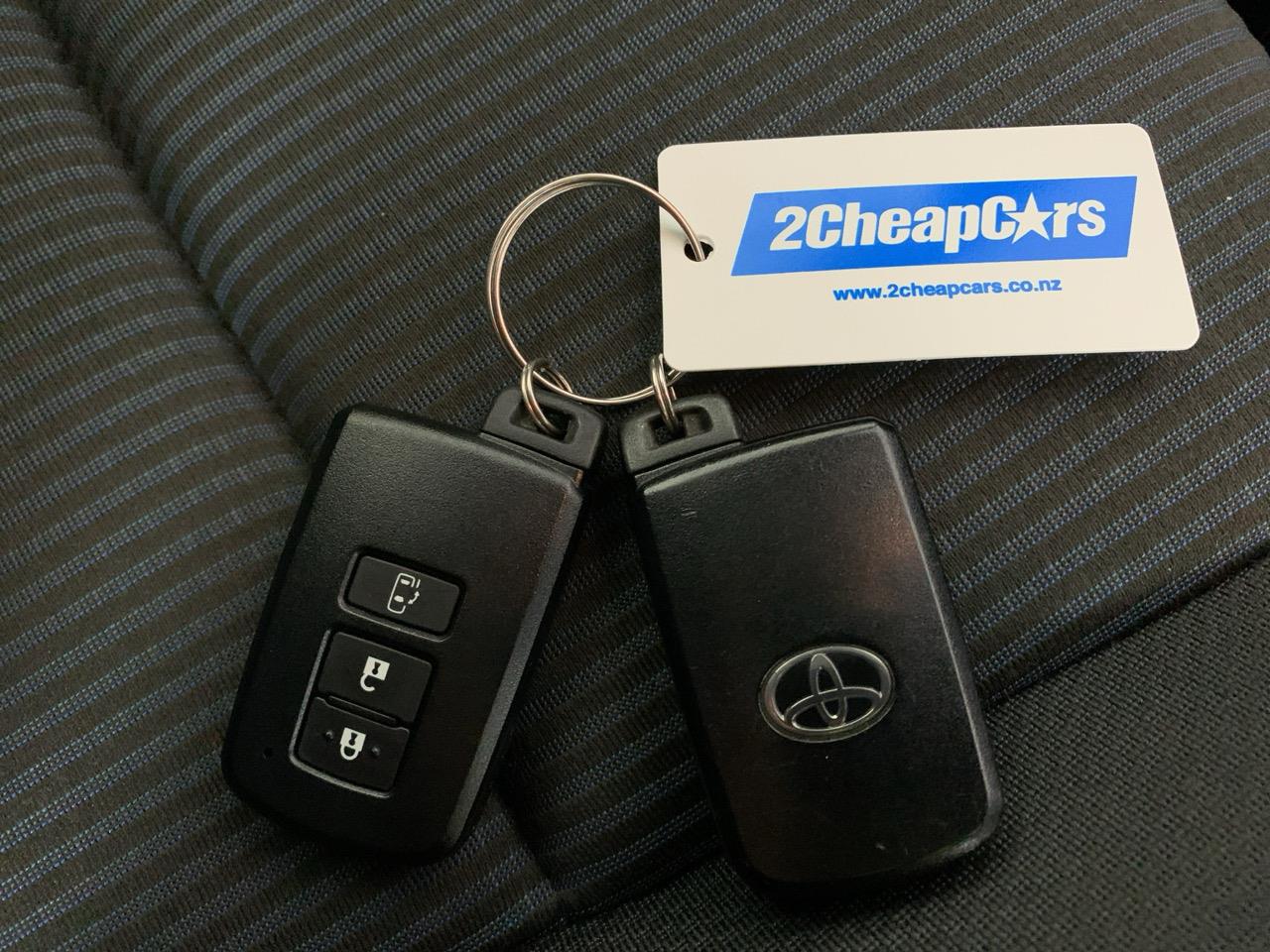 2014 Toyota Noah Hybrid X People Mover REVERSING CAMERA + POWER SLIDING DOOR