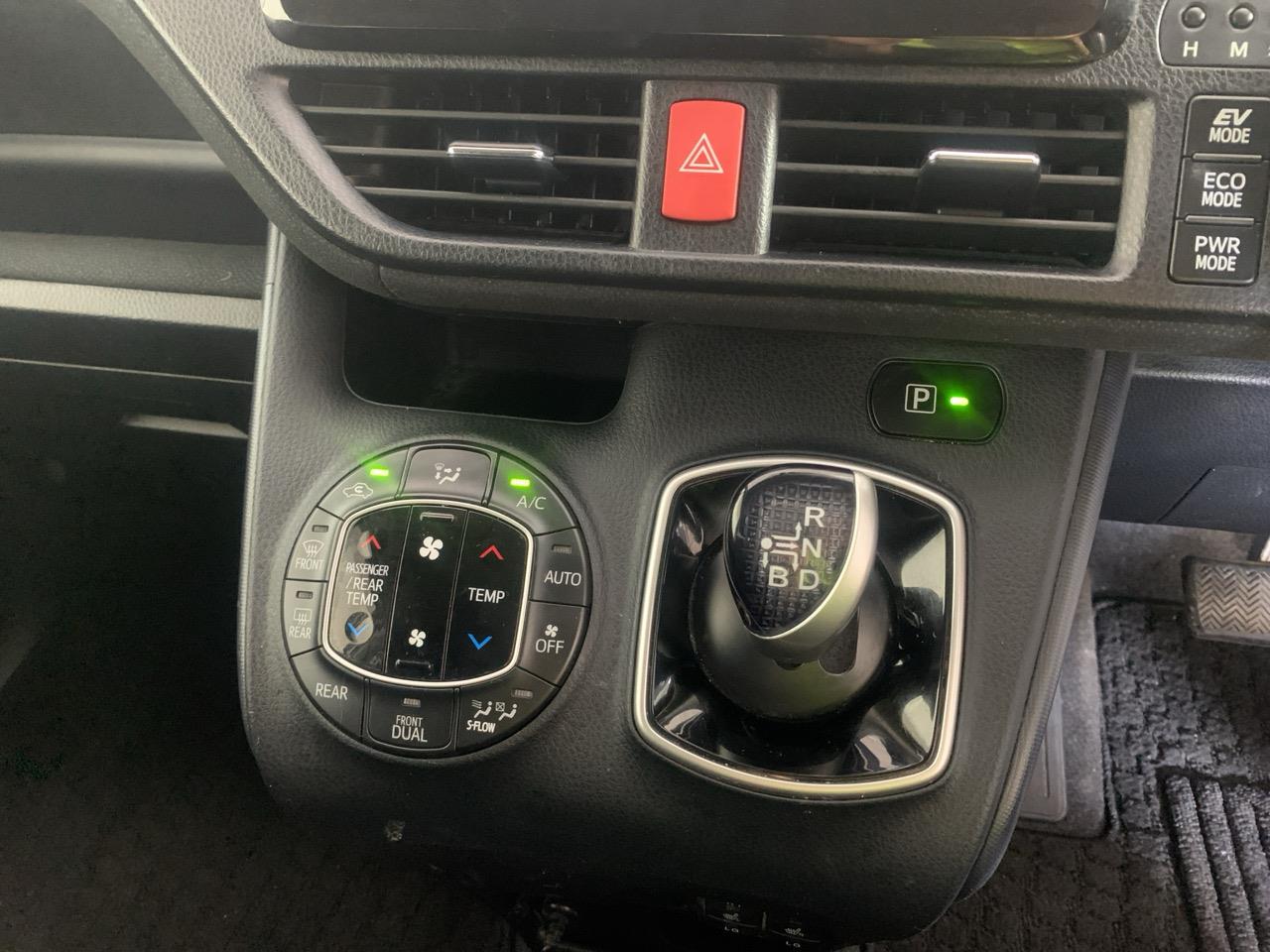 2015 Toyota Voxy HYBRID V People Mover CRUISE CONTROL + HEATED SEATS + POWER SLIDING DOOR