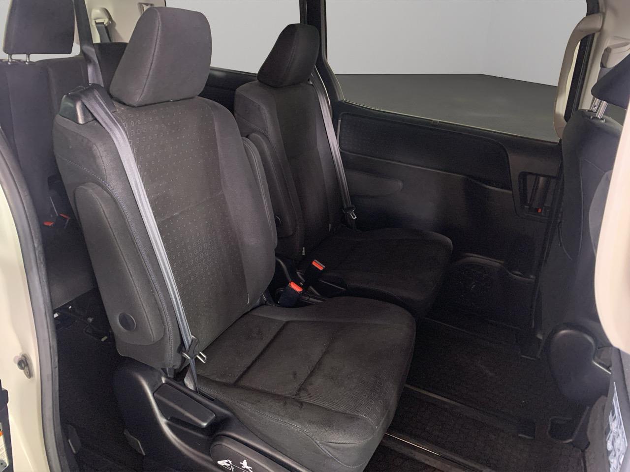 2015 Toyota Voxy HYBRID V People Mover CRUISE CONTROL + HEATED SEATS + POWER SLIDING DOOR