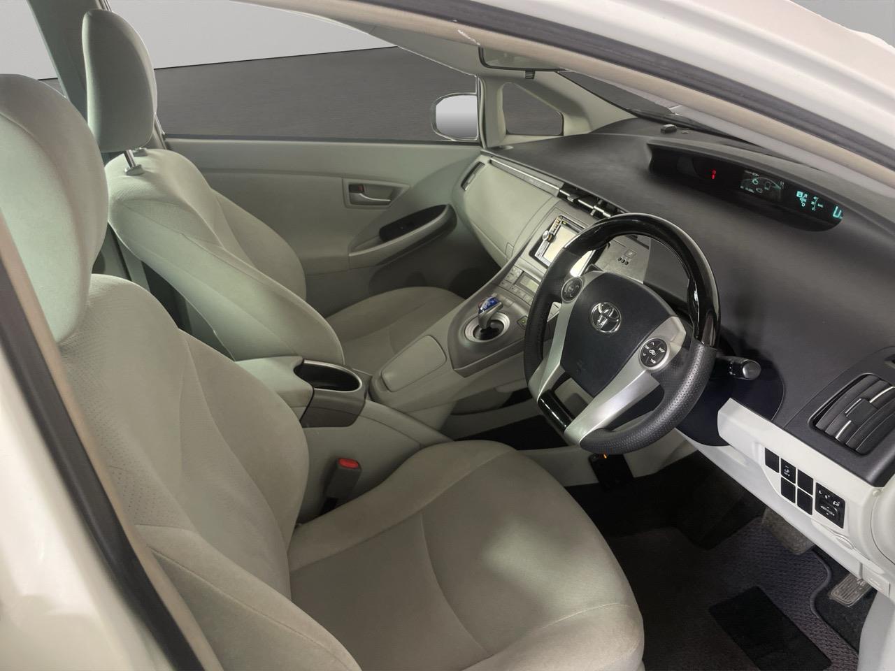 2014 Toyota Prius S Hatchback REVERSING CAMERA + AUTO LIGHTS + PUSH START