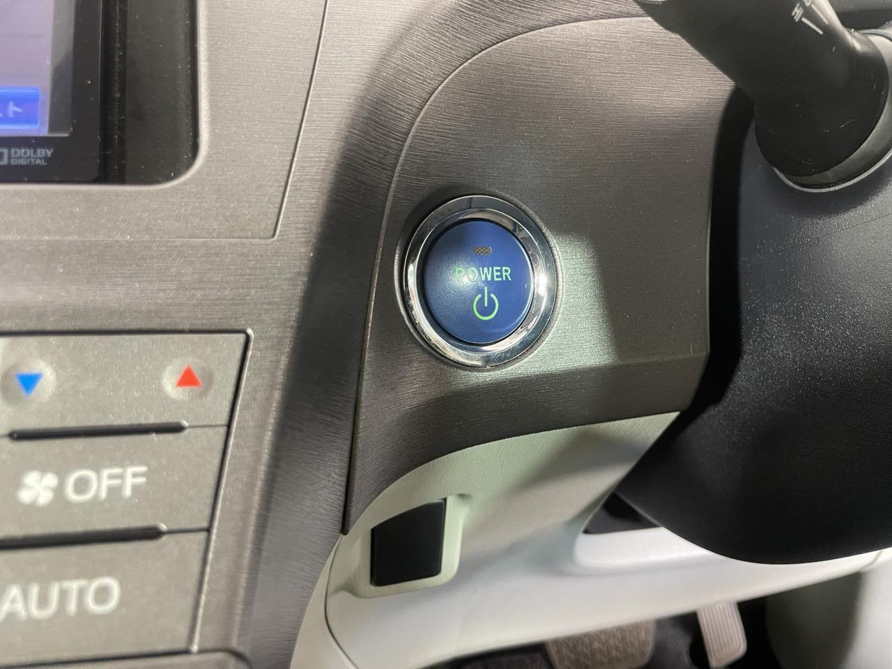 2014 Toyota Prius S Hatchback REVERSING CAMERA + AUTO LIGHTS + PUSH START