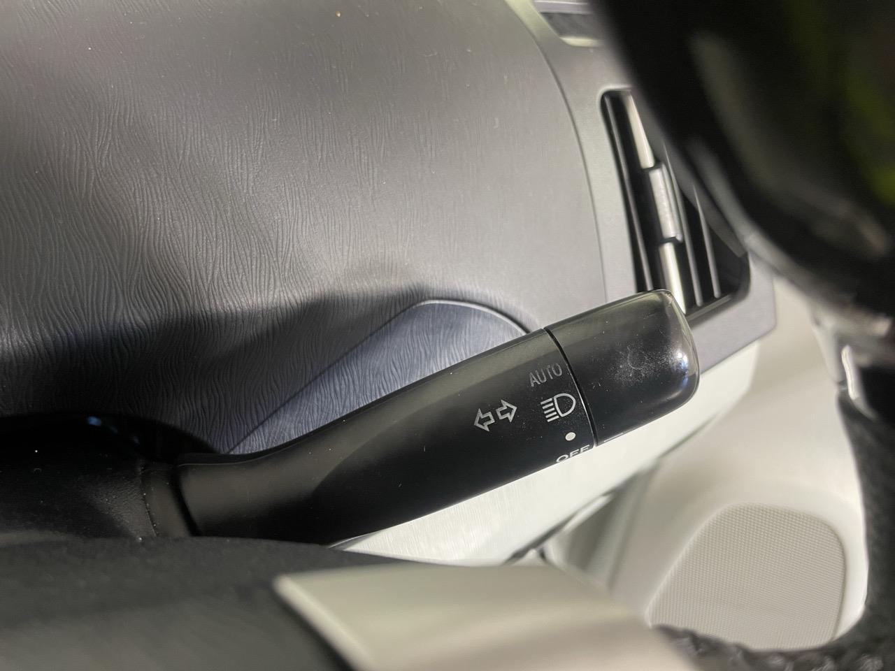 2014 Toyota Prius S Hatchback REVERSING CAMERA + AUTO LIGHTS + PUSH START