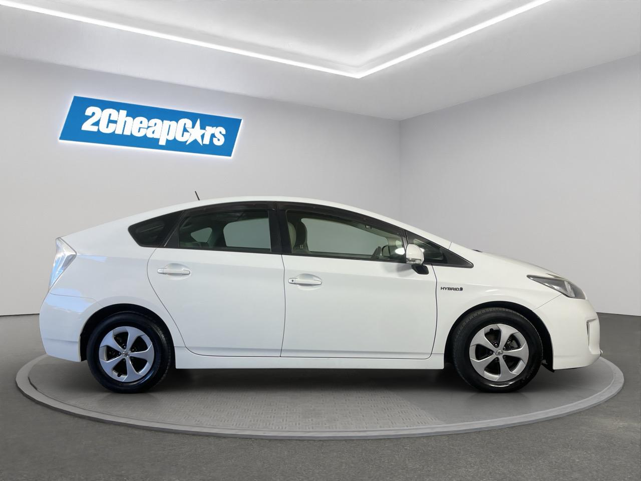 2014 Toyota Prius S Hatchback REVERSING CAMERA + AUTO LIGHTS + PUSH START