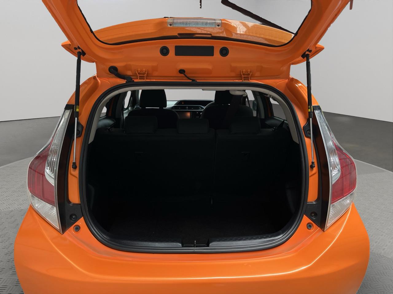 2015 Toyota Aqua Facelift Model S Hatchback SMART KEY + REVERSING CAMERA