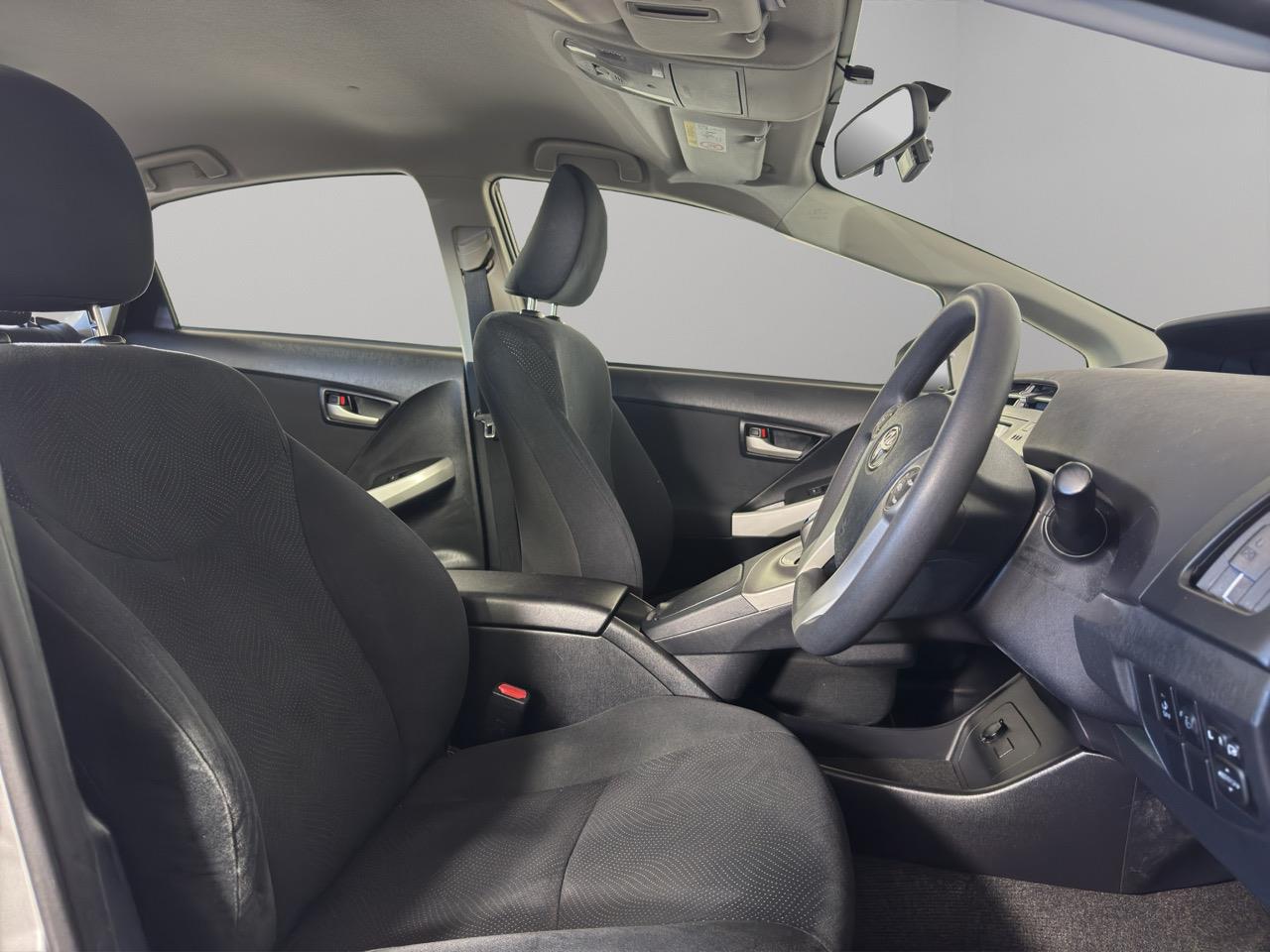 2014 Toyota Prius G Hatchback REVERSING CAMERA + AUTO LIGHTS + PUSH BUTTON START