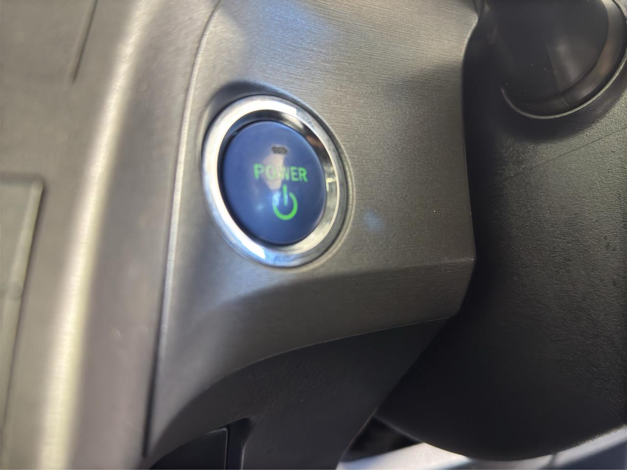 2014 Toyota Prius G Hatchback REVERSING CAMERA + AUTO LIGHTS + PUSH BUTTON START