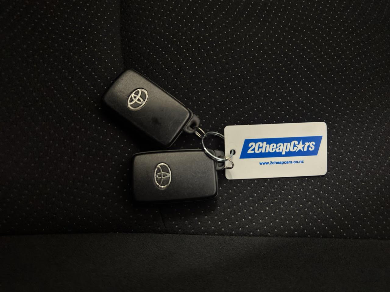 2014 Toyota Prius G Hatchback REVERSING CAMERA + AUTO LIGHTS + PUSH BUTTON START