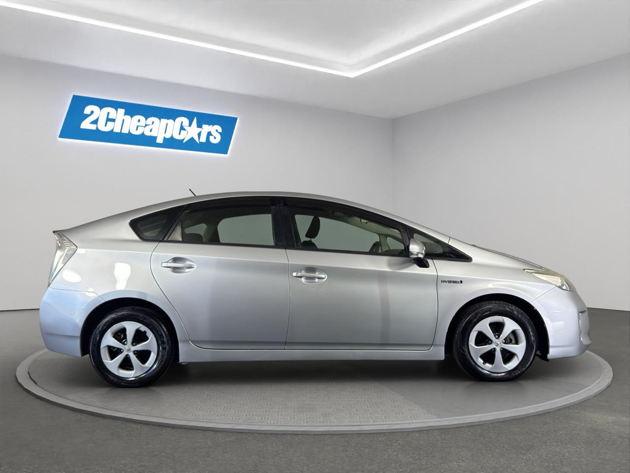 2014 Toyota Prius G Hatchback REVERSING CAMERA + AUTO LIGHTS + PUSH BUTTON START