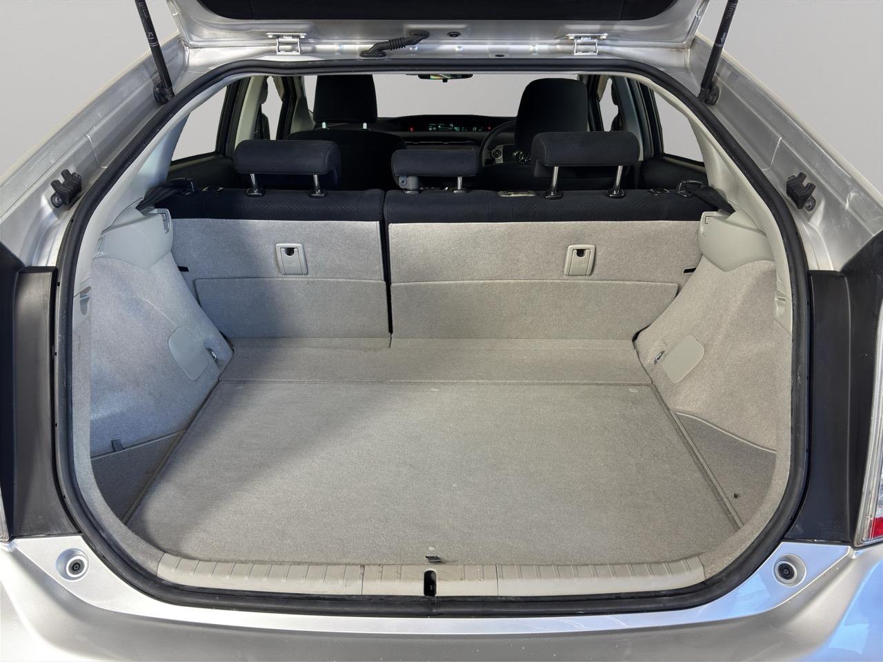 2014 Toyota Prius G Hatchback REVERSING CAMERA + AUTO LIGHTS + PUSH BUTTON START