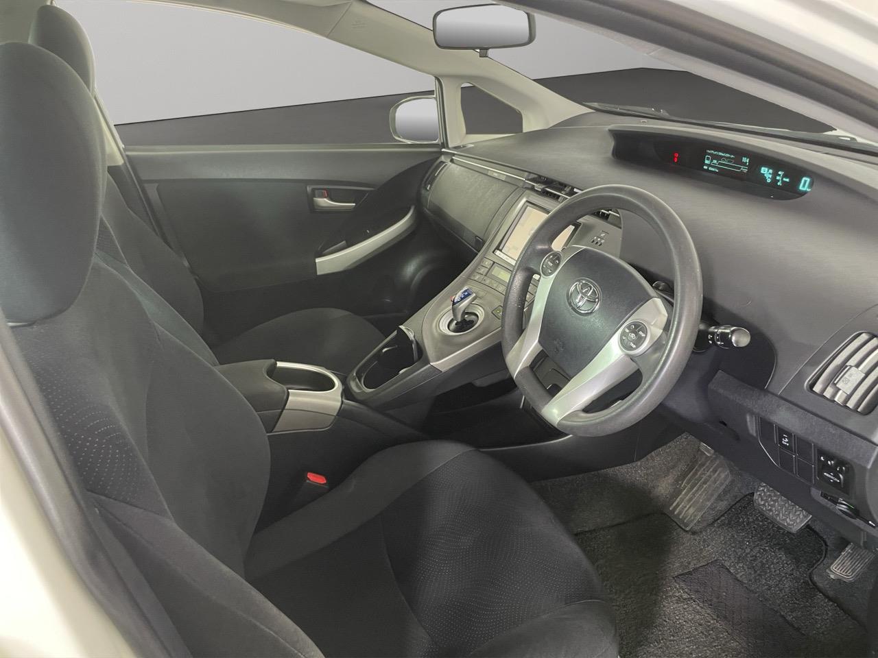 2015 Toyota Prius S Hatchback REVERSING CAMERA + PUSH BUTTON START + AUTO LIGHTS