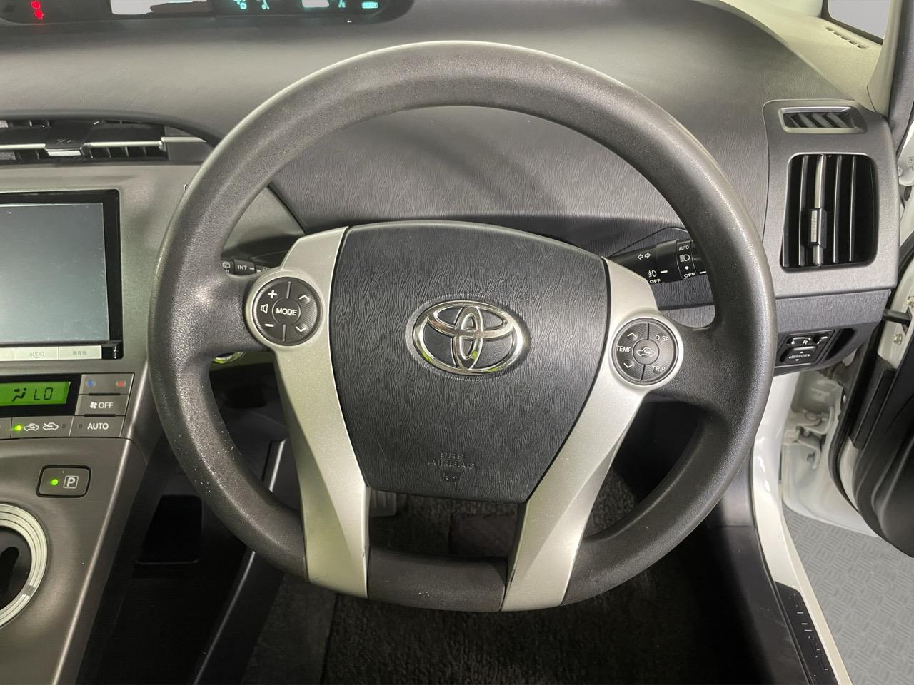 2015 Toyota Prius S Hatchback REVERSING CAMERA + PUSH BUTTON START + AUTO LIGHTS