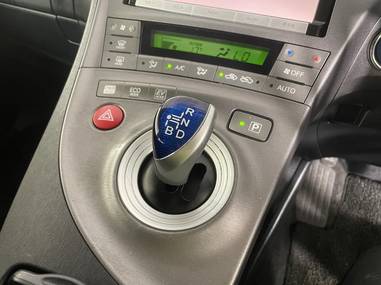 2015 Toyota Prius S Hatchback REVERSING CAMERA + PUSH BUTTON START + AUTO LIGHTS