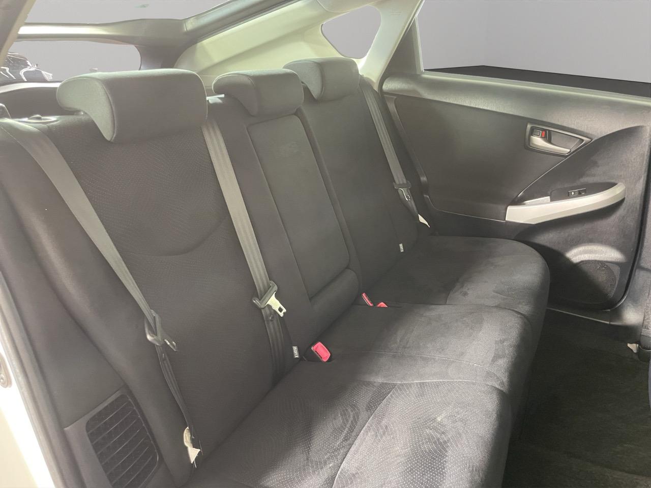 2015 Toyota Prius S Hatchback REVERSING CAMERA + PUSH BUTTON START + AUTO LIGHTS