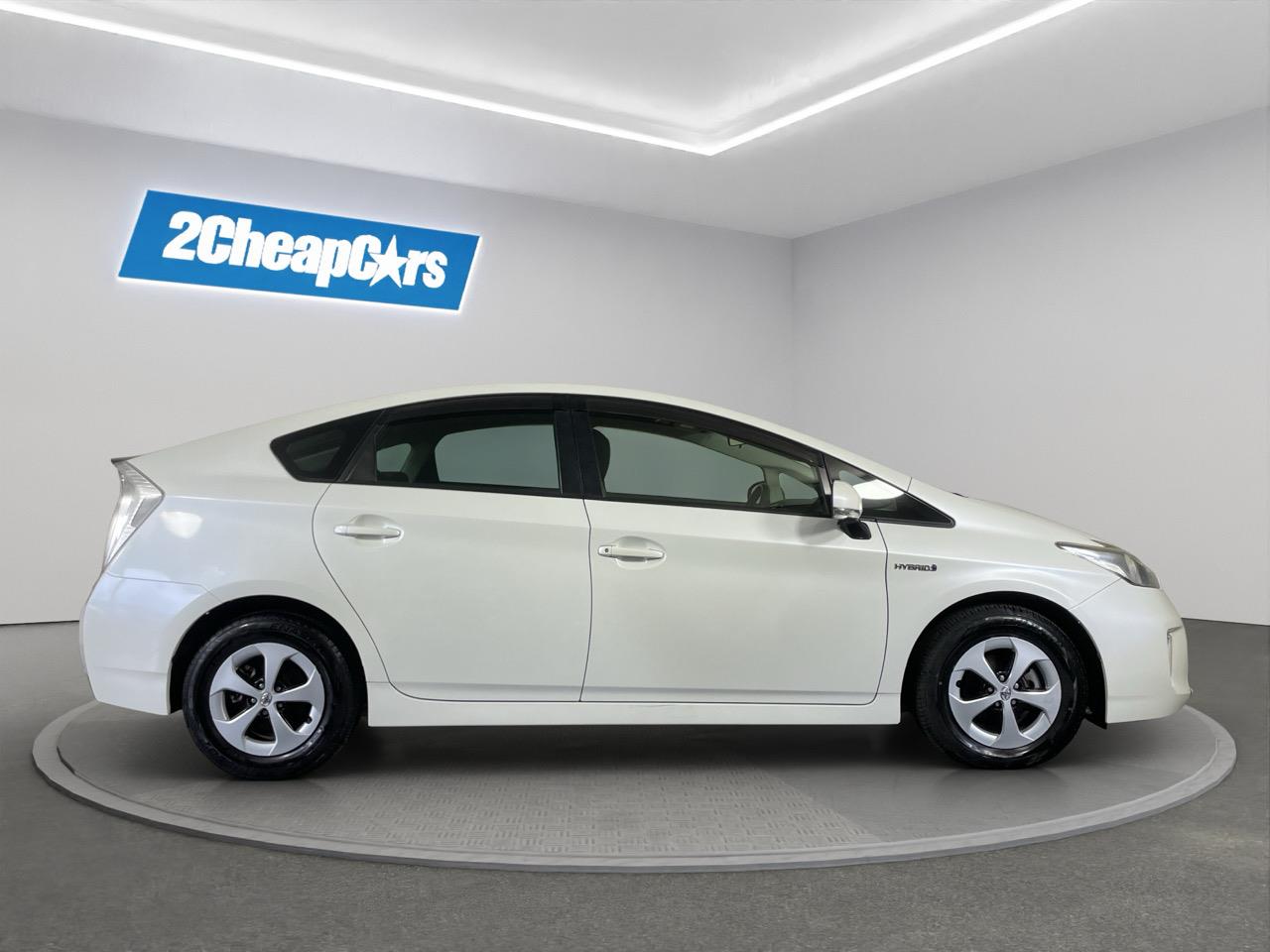 2015 Toyota Prius S Hatchback REVERSING CAMERA + PUSH BUTTON START + AUTO LIGHTS