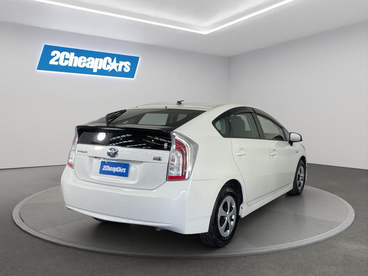 2015 Toyota Prius S Hatchback REVERSING CAMERA + PUSH BUTTON START + AUTO LIGHTS