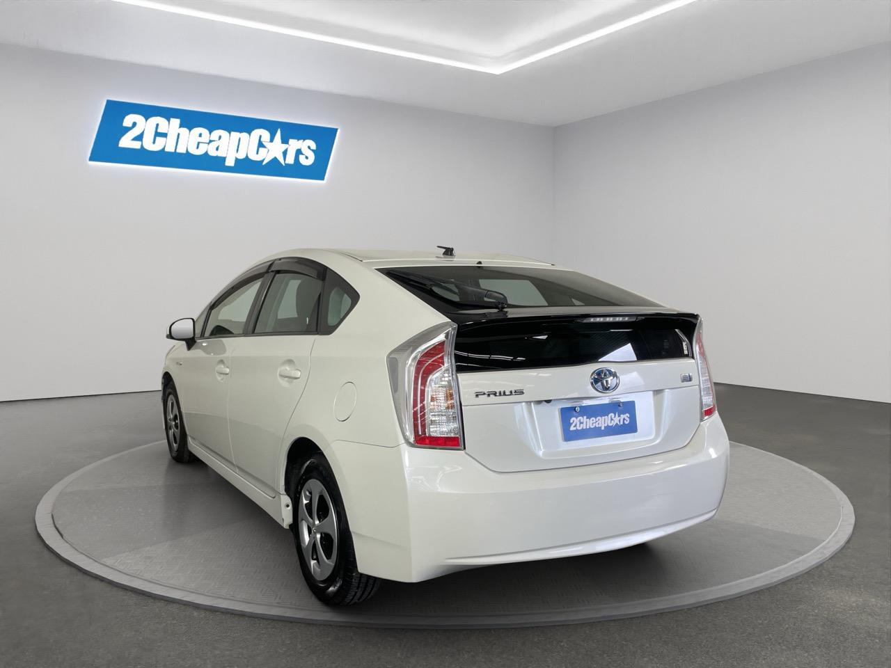 2015 Toyota Prius S Hatchback REVERSING CAMERA + PUSH BUTTON START + AUTO LIGHTS