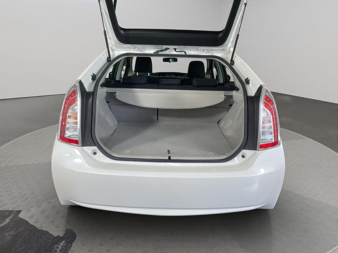 2015 Toyota Prius S Hatchback REVERSING CAMERA + PUSH BUTTON START + AUTO LIGHTS