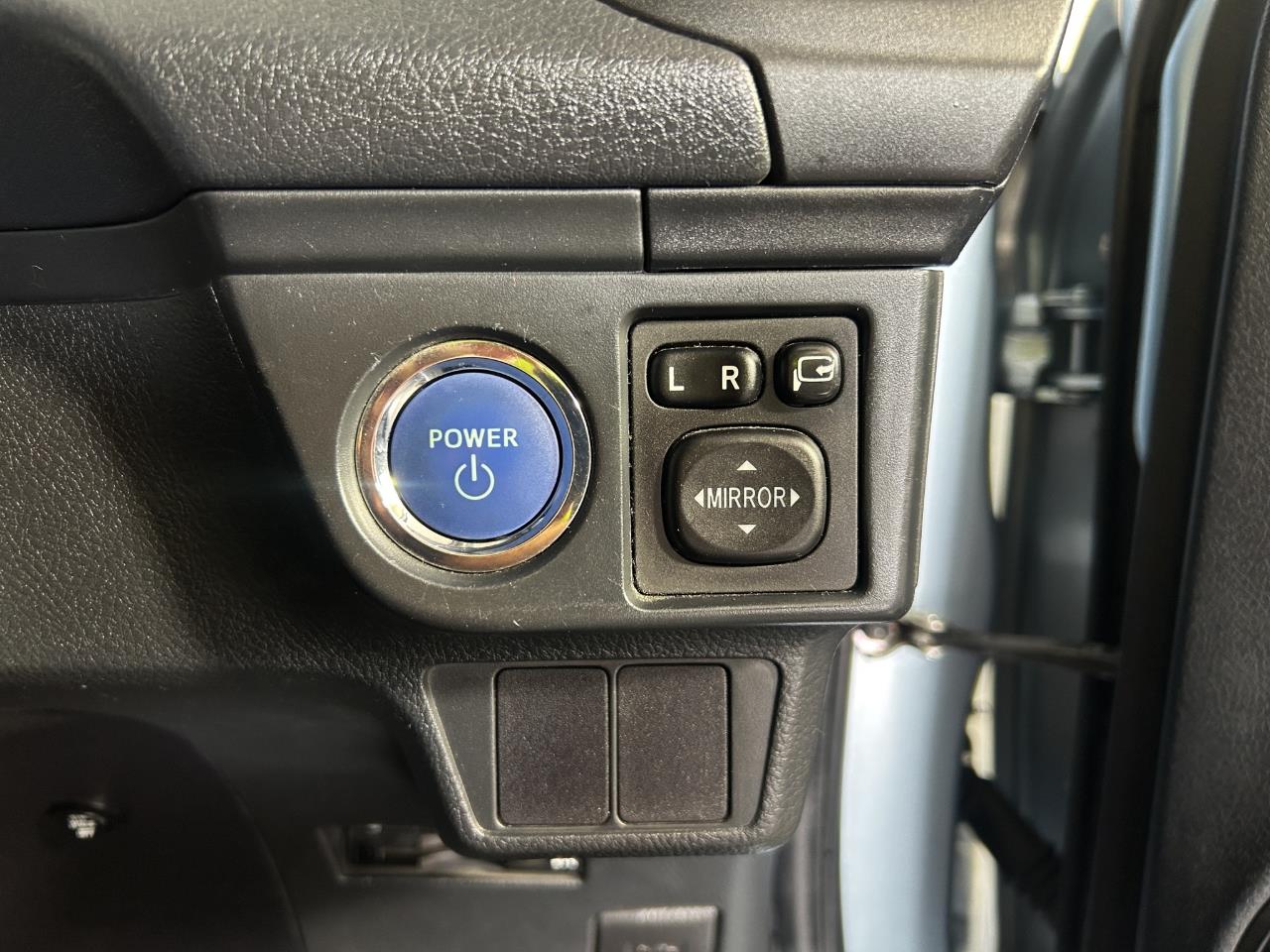 2013 Toyota Corolla Axio Hybrid Sedan REVERSING CAMERA +SMART KEY + AUTO LIGHTS