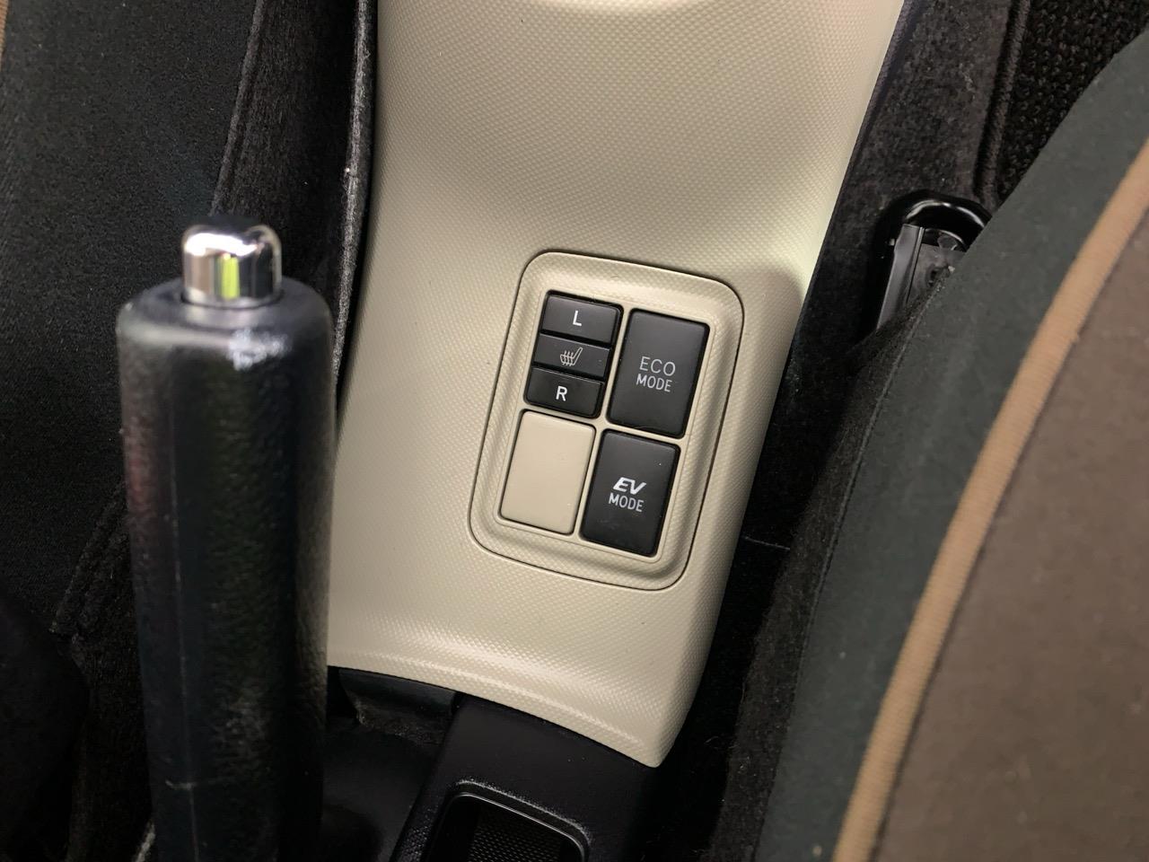 2012 Toyota Aqua S Hatchback LOW KM +  HEATED SEATS + PUSH BUTTON START