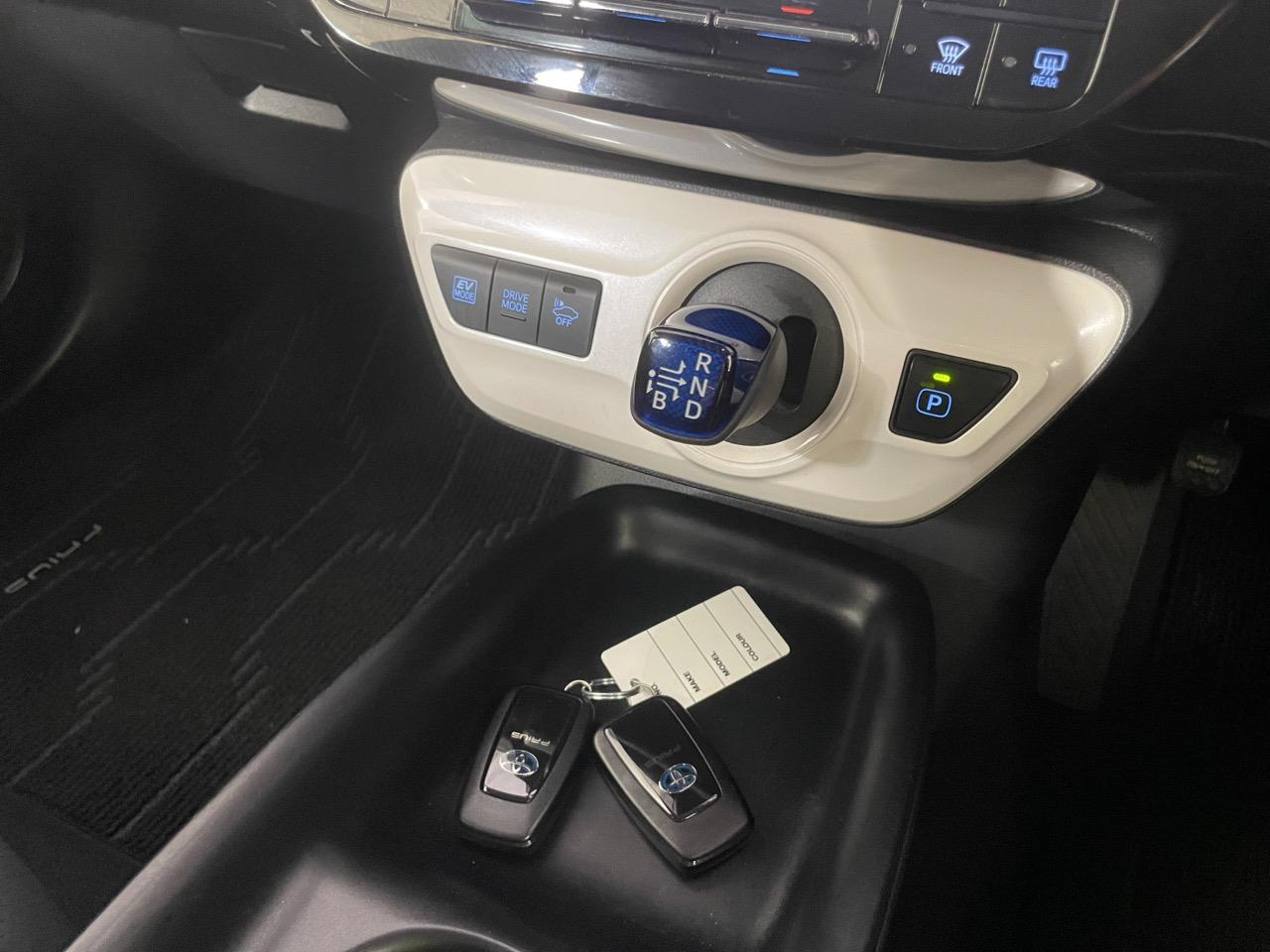 2017 Toyota Prius Hybrid New Shape Station Wagon REVERSING CAMERA + AUTO LIGHTS + CRUISE CONTROL