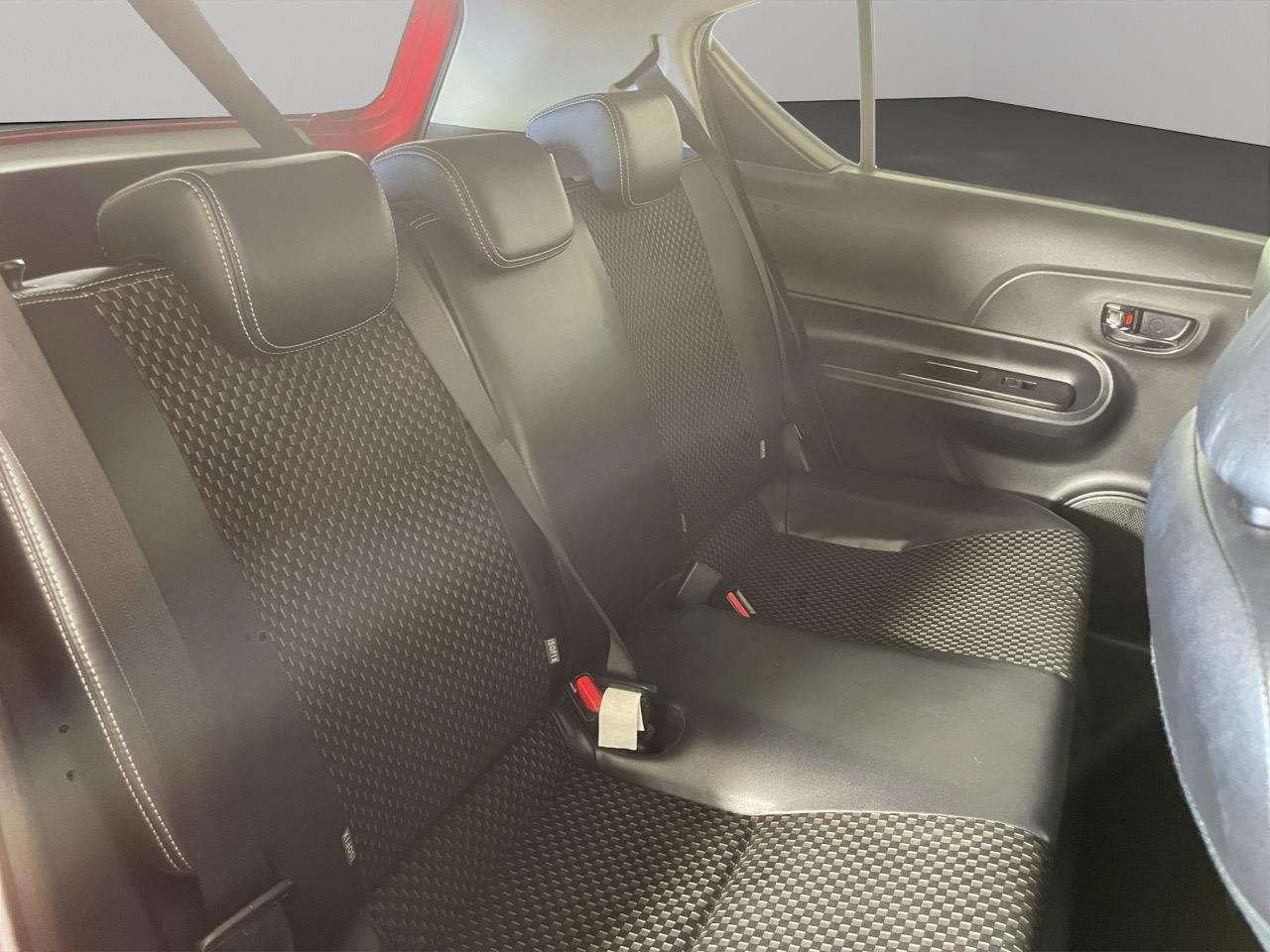 2015 Toyota Aqua X-URBAN Hatchback REVERSING CAMERA + AUTO LIGHTS + PUSH START