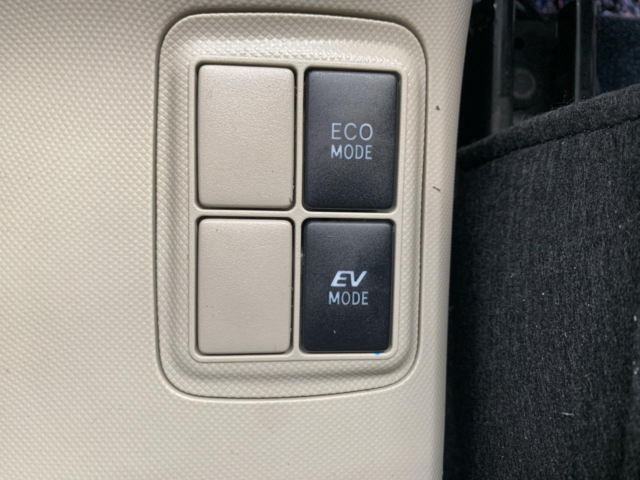 2014 Toyota Aqua G Hatchback LOW KMS + REVERSING CAMERA + PUSH BUTTON START