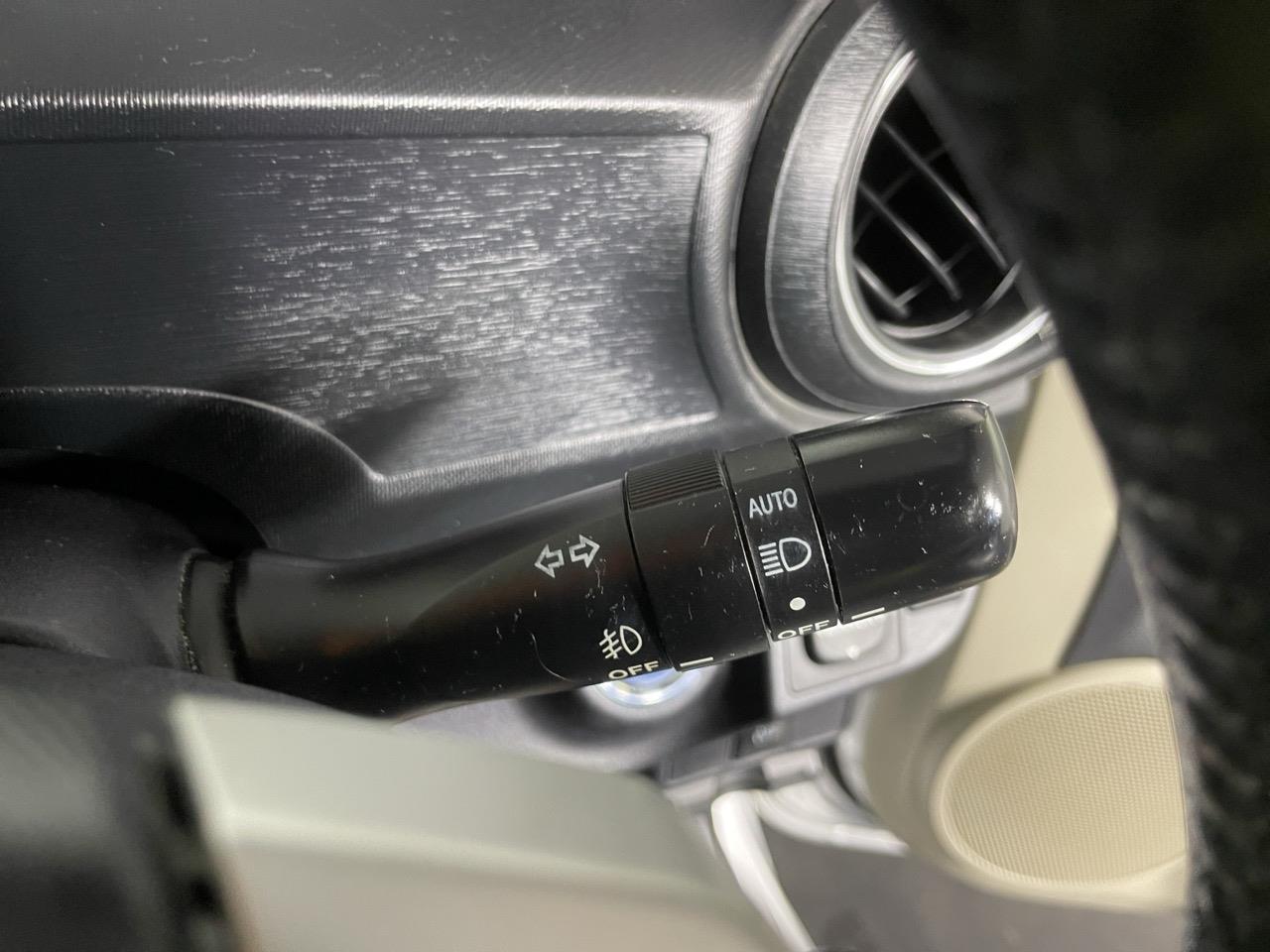 2013 Toyota Aqua G Hatchback AUTO LIGHTS + PUSH BUTTON START 