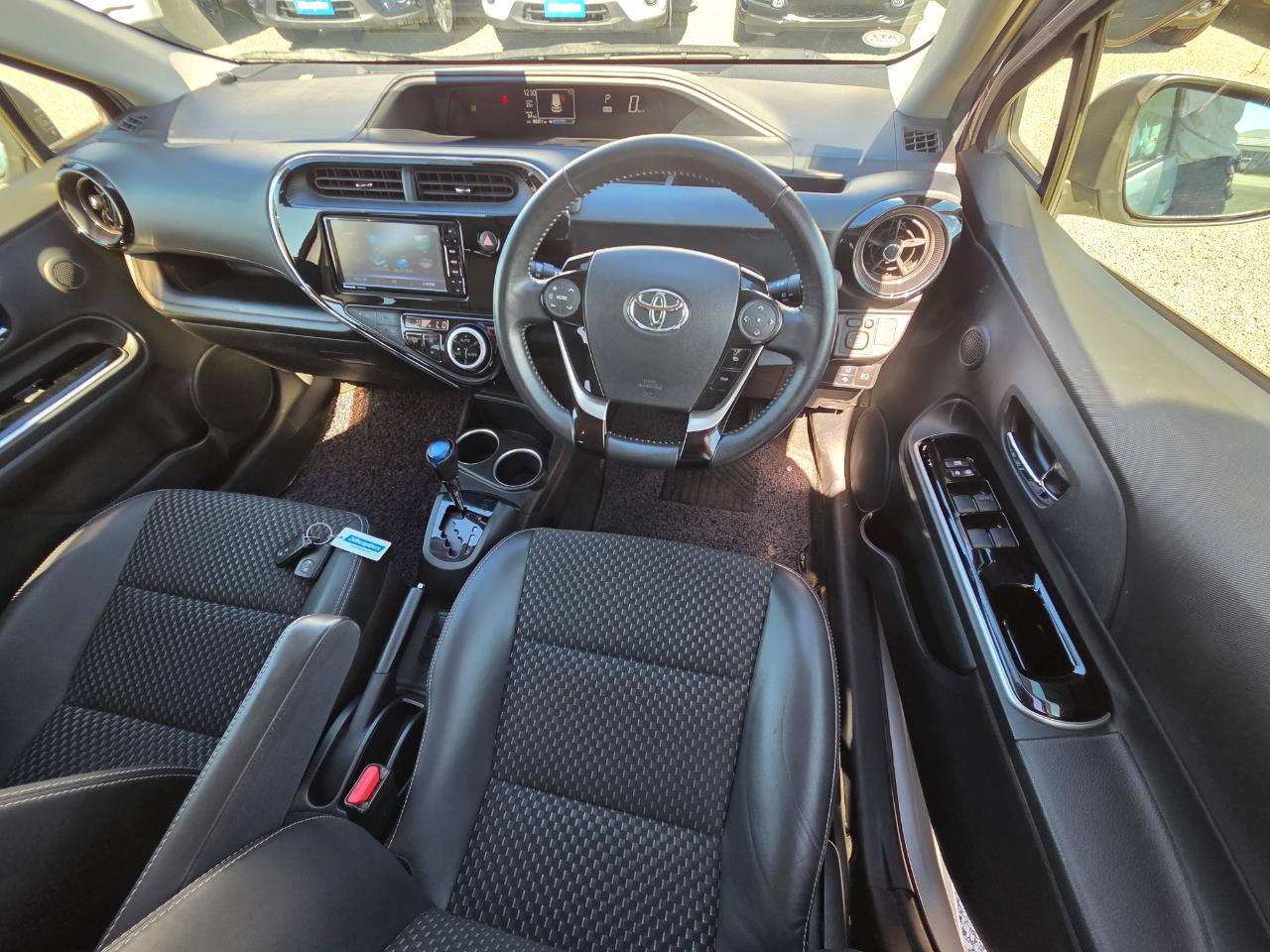 2018 Toyota Aqua Crossover Hatchback SMART KEY + REVERSING CAMERA + MAG WHEEL