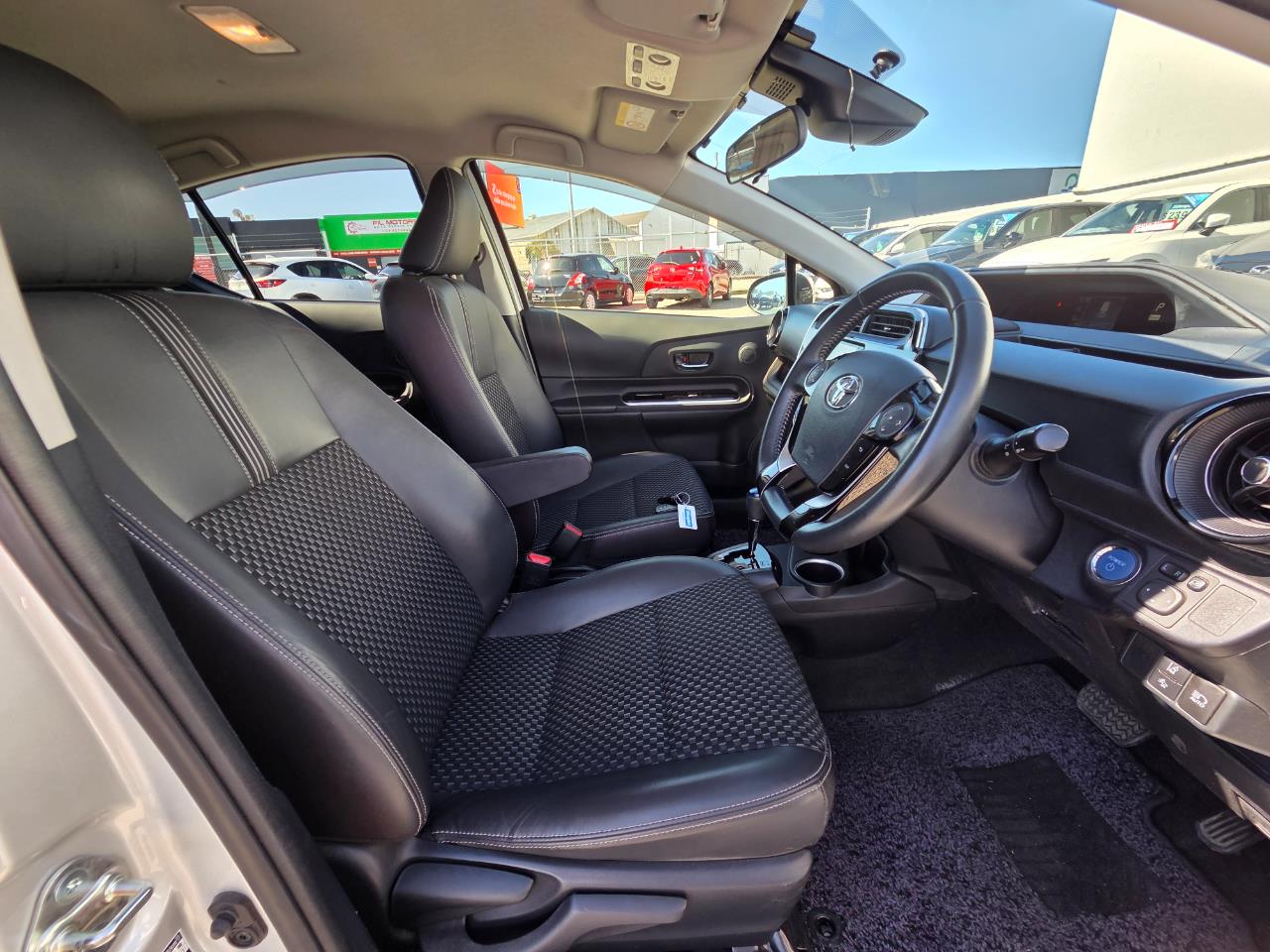 2018 Toyota Aqua Crossover Hatchback SMART KEY + REVERSING CAMERA + MAG WHEEL