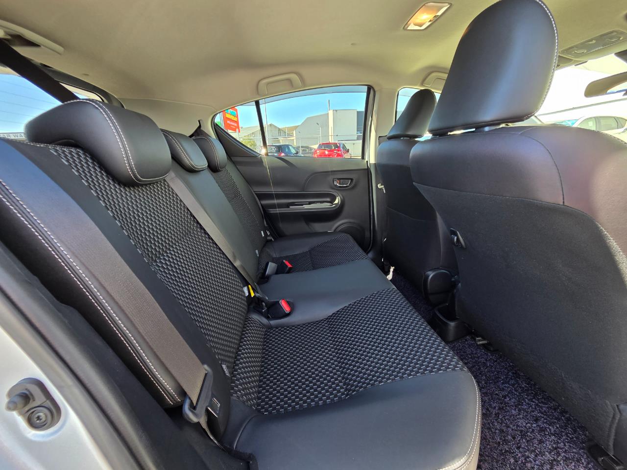 2018 Toyota Aqua Crossover Hatchback SMART KEY + REVERSING CAMERA + MAG WHEEL