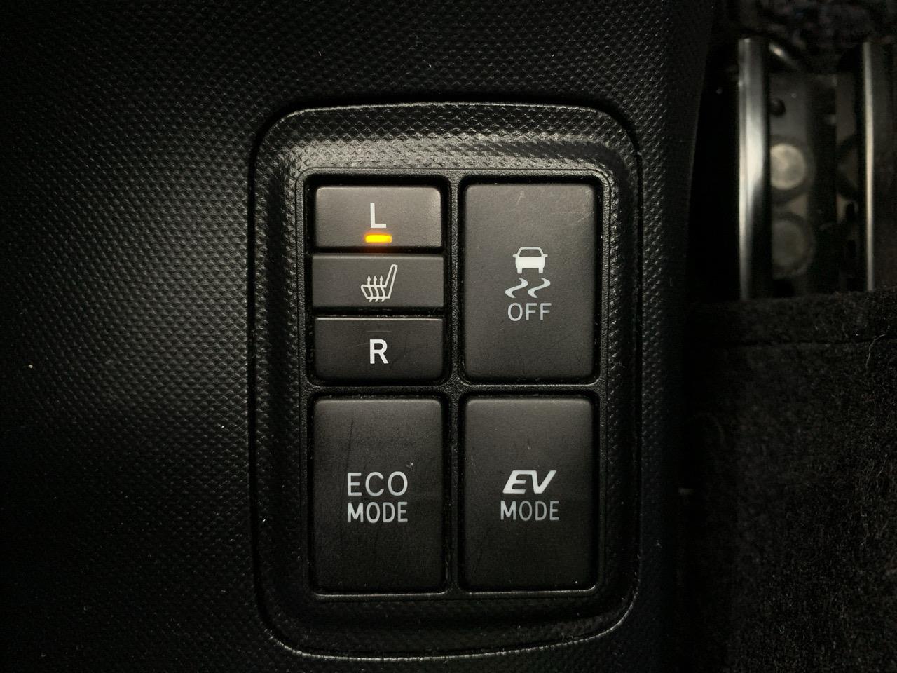 2015 Toyota Aqua Facelift Model S Hatchback CRUISE CONTROL + HEATED SEATS + REVERSING CAMERA