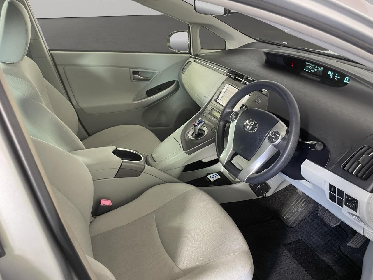 2012 Toyota Prius S Hatchback LOW KM + REVERSING CAMERA + AUTO LIGHTS