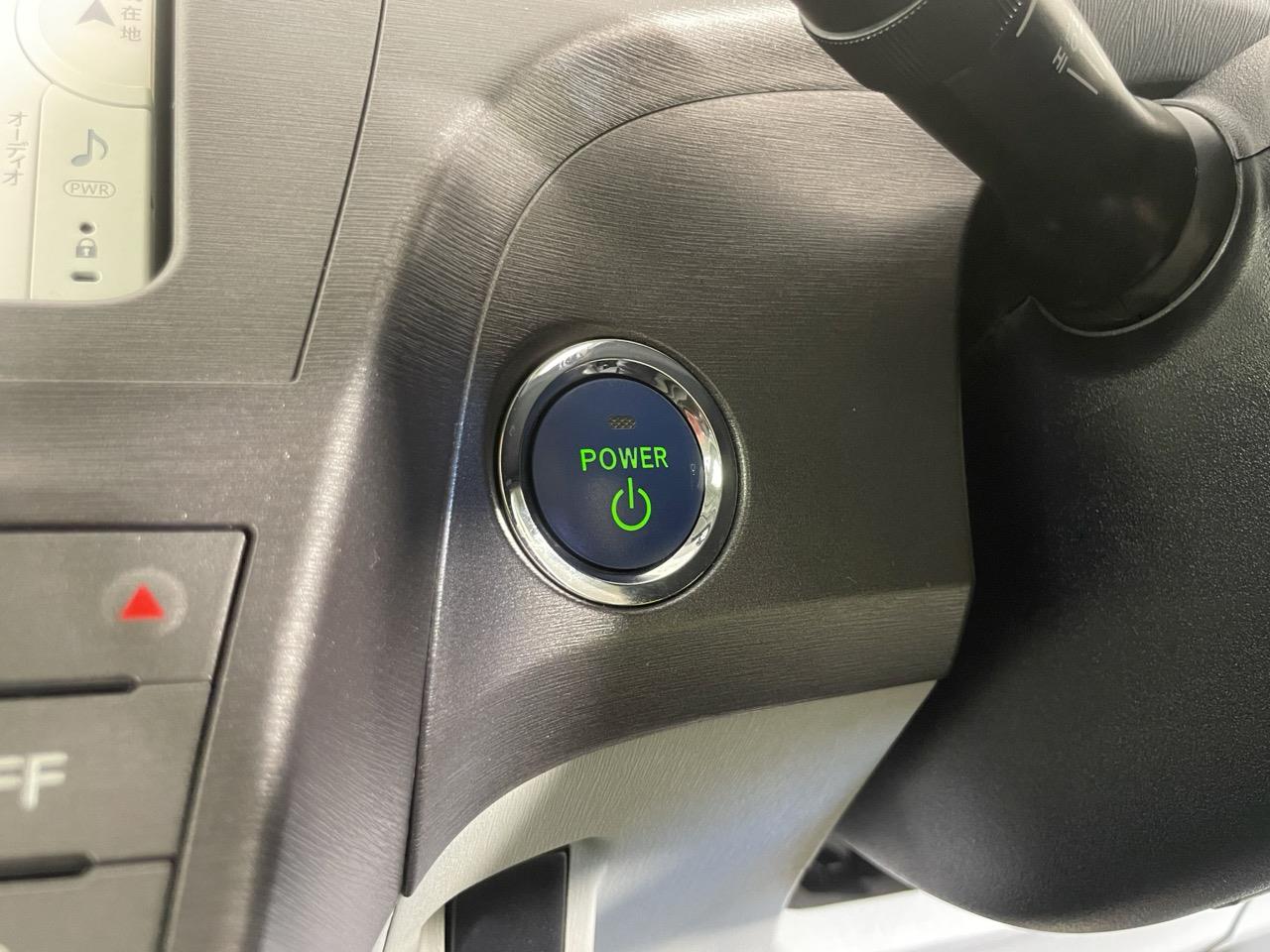 2012 Toyota Prius S Hatchback LOW KM + REVERSING CAMERA + AUTO LIGHTS