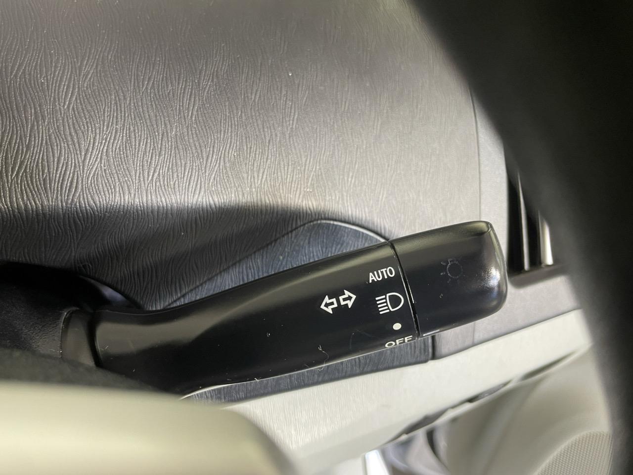 2012 Toyota Prius S Hatchback LOW KM + REVERSING CAMERA + AUTO LIGHTS