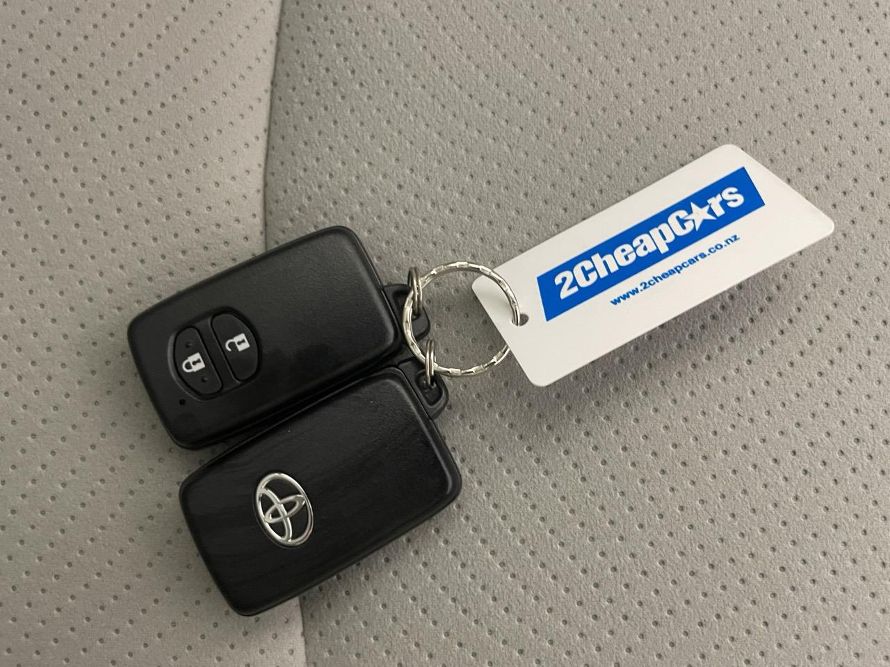 2012 Toyota Prius S Hatchback LOW KM + REVERSING CAMERA + AUTO LIGHTS