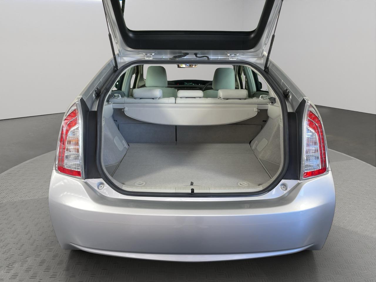 2012 Toyota Prius S Hatchback LOW KM + REVERSING CAMERA + AUTO LIGHTS