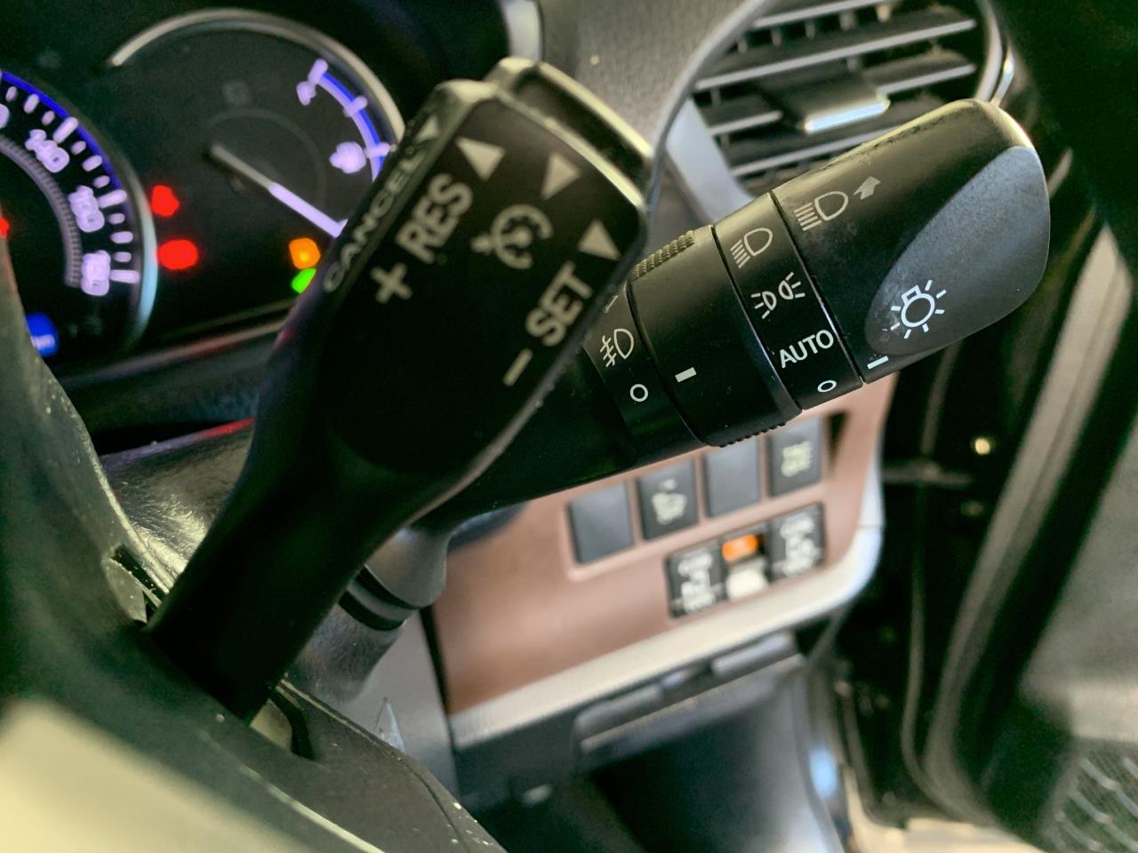 2014 Toyota Esquire Hybrid G People Mover CRUISE CONTROL + POWER SLIDING DOORS + AUTO LIGHTS