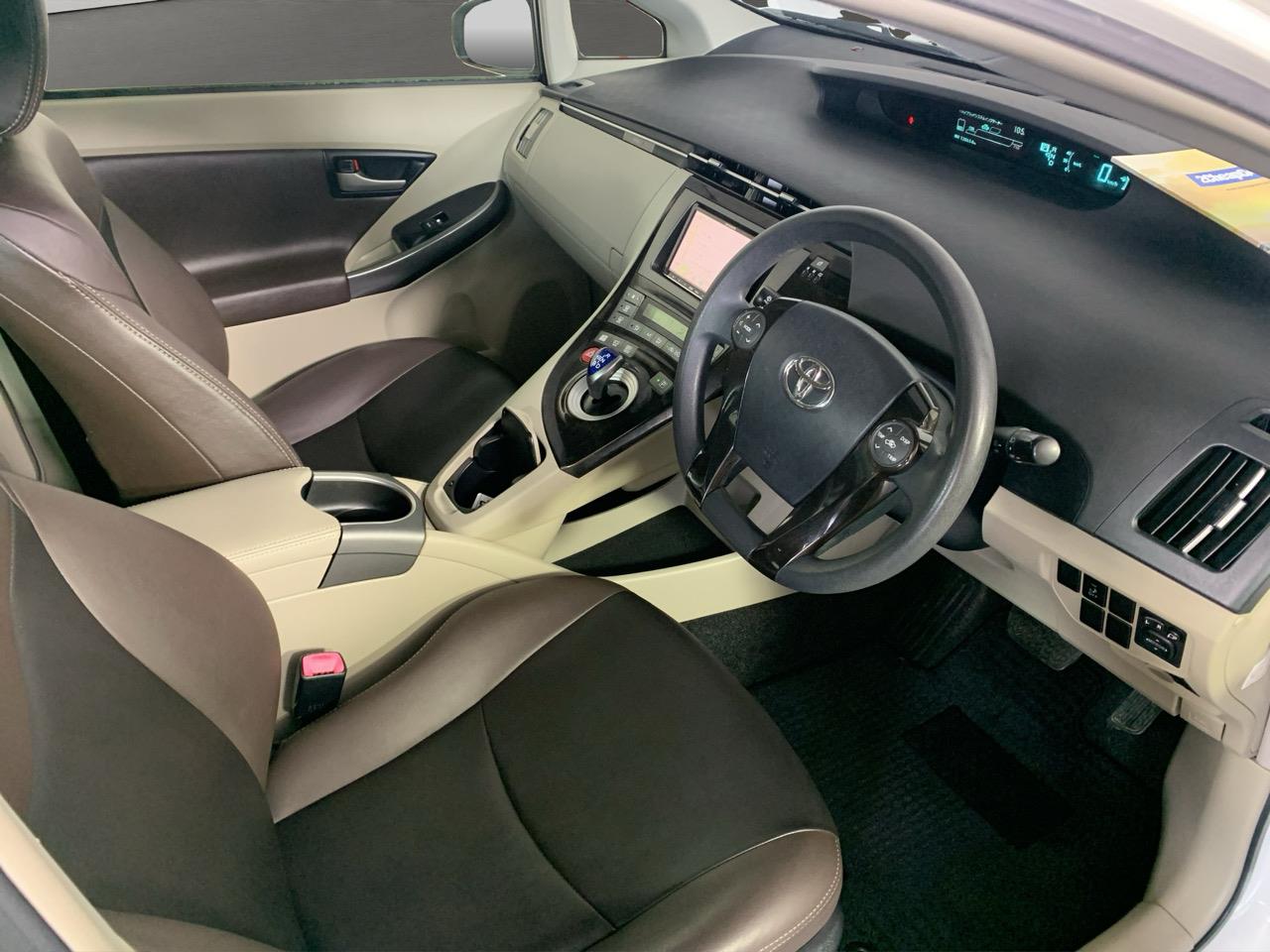 2013 Toyota Prius S Hatchback REVERSING CAMERA + PUSH BUTTON START + AUTO LIGHTS