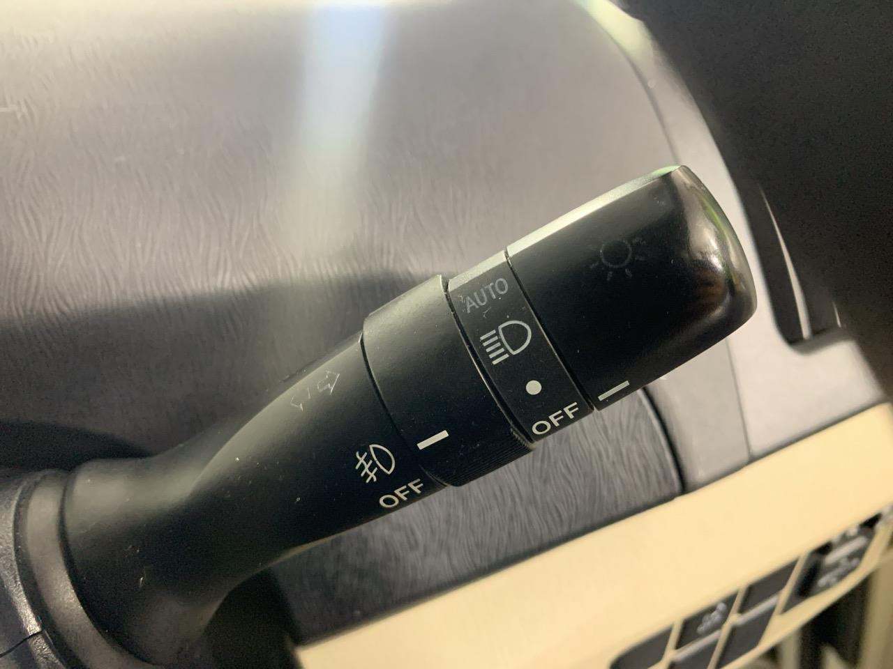 2013 Toyota Prius S Hatchback REVERSING CAMERA + PUSH BUTTON START + AUTO LIGHTS