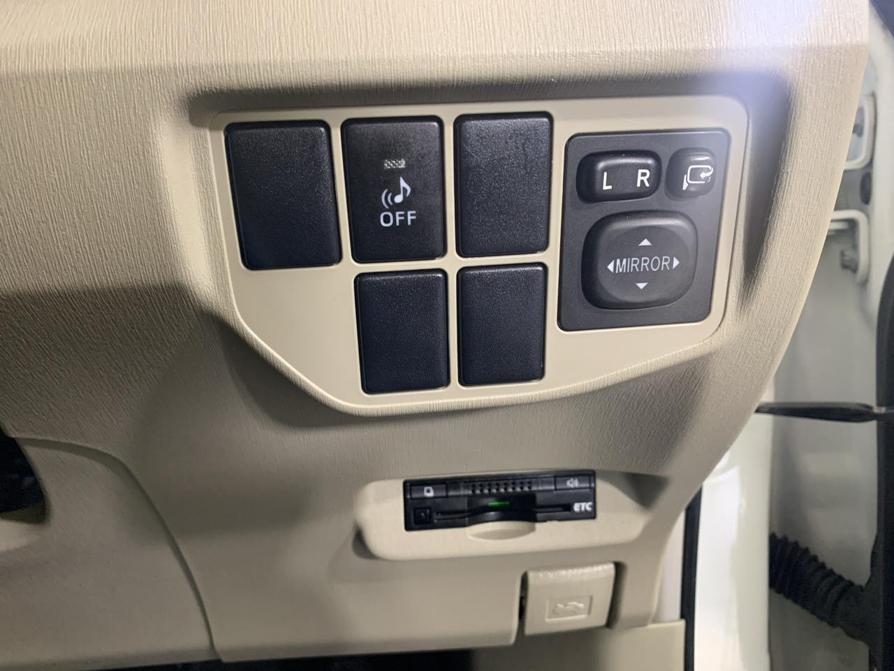 2013 Toyota Prius S Hatchback REVERSING CAMERA + PUSH BUTTON START + AUTO LIGHTS