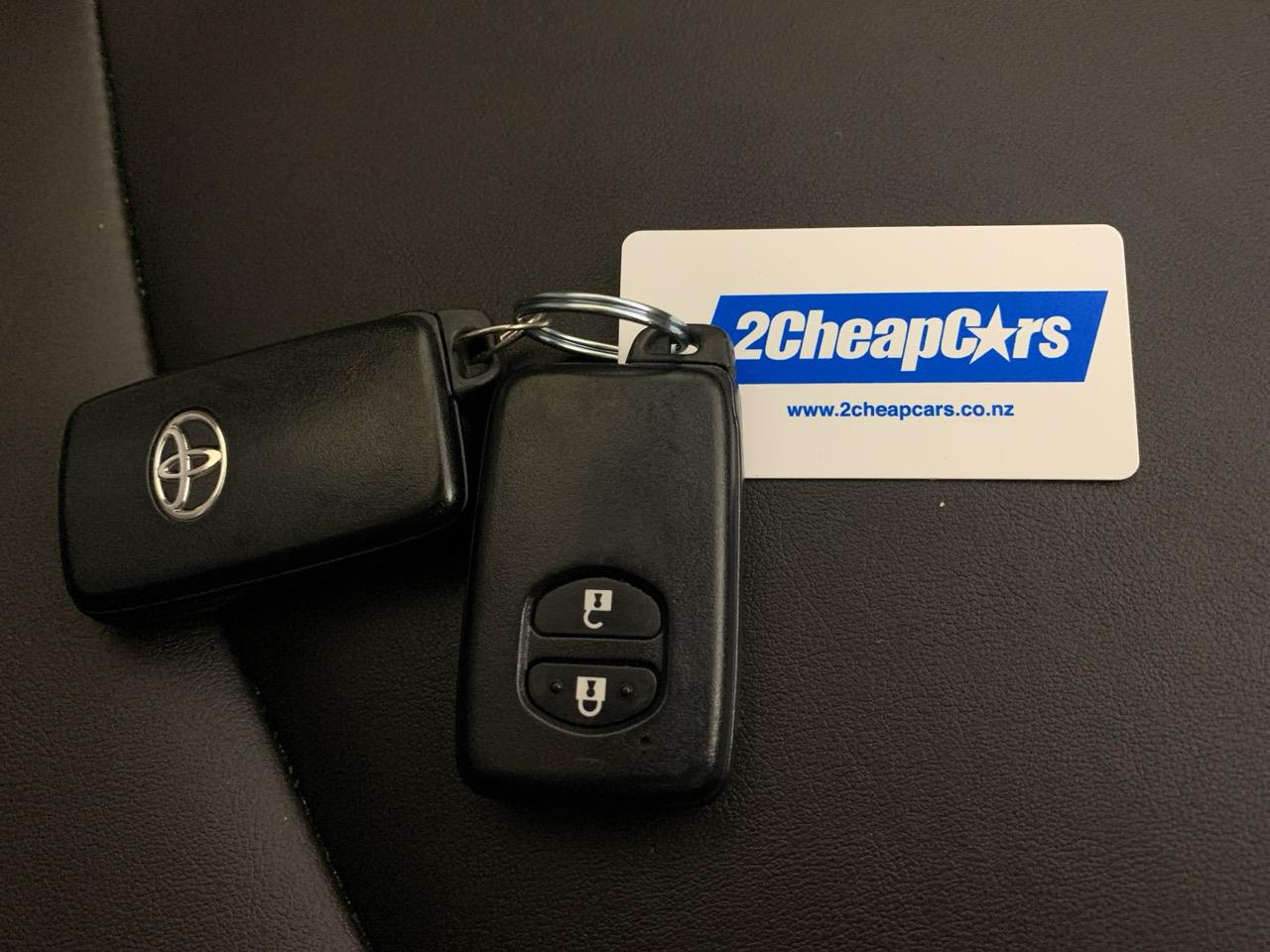 2013 Toyota Prius S Hatchback REVERSING CAMERA + PUSH BUTTON START + AUTO LIGHTS