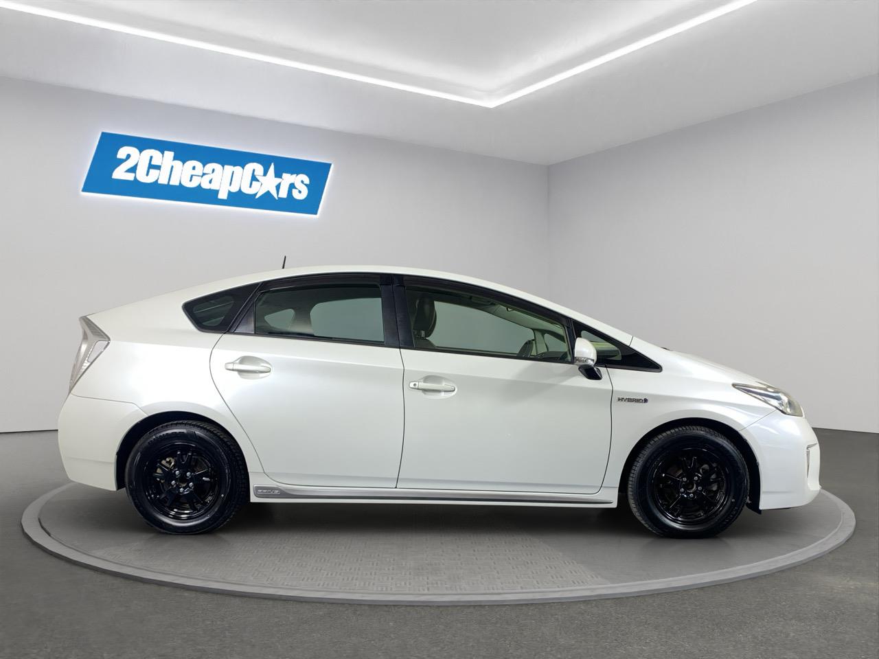 2013 Toyota Prius S Hatchback REVERSING CAMERA + PUSH BUTTON START + AUTO LIGHTS