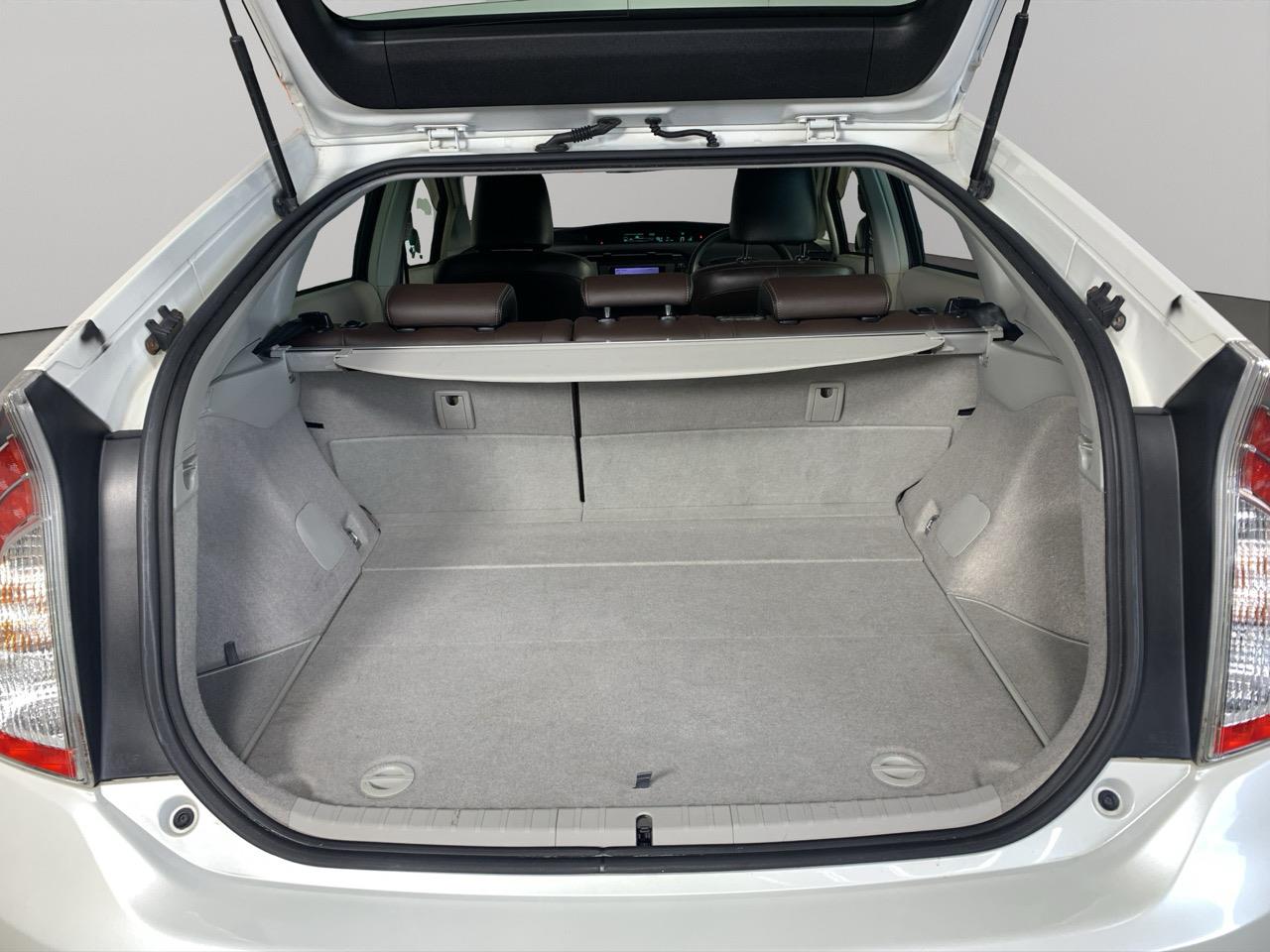 2013 Toyota Prius S Hatchback REVERSING CAMERA + PUSH BUTTON START + AUTO LIGHTS