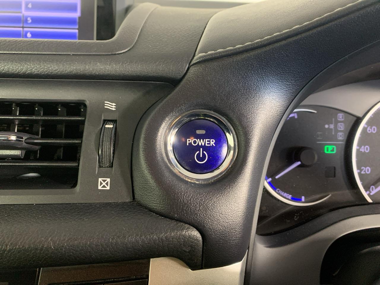 2012 Lexus CT200h Version L Hatchback HEATED SEATS + PUSH START + PADDLE SHIFT