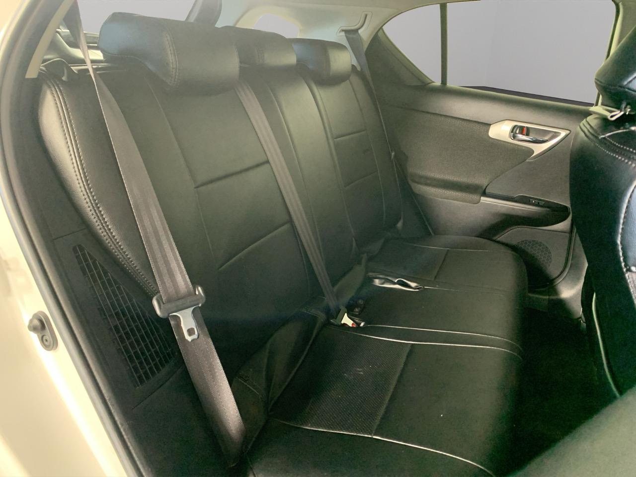 2012 Lexus CT200h Version L Hatchback HEATED SEATS + PUSH START + PADDLE SHIFT