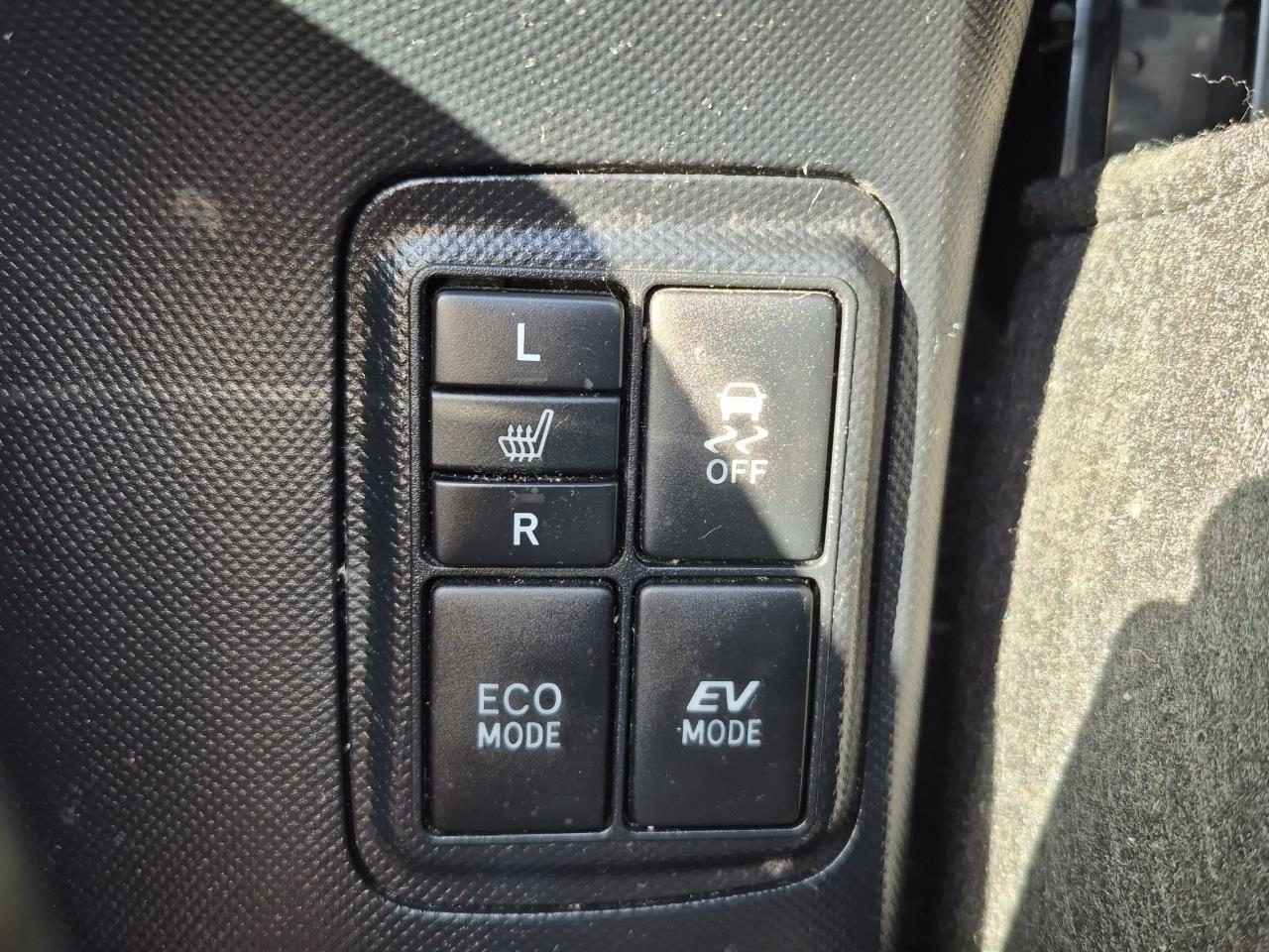 2015 Toyota Aqua Facelift Model G Hatchback HEATED SEATS + CRUISE CONTROL + REVERSING CAMERA