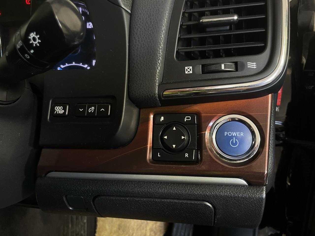 2013 Toyota Crown 2.5 Royal Saloon Sedan CRUISE CONTROL + REVERSING CAMERA + AUTO LIGHTS