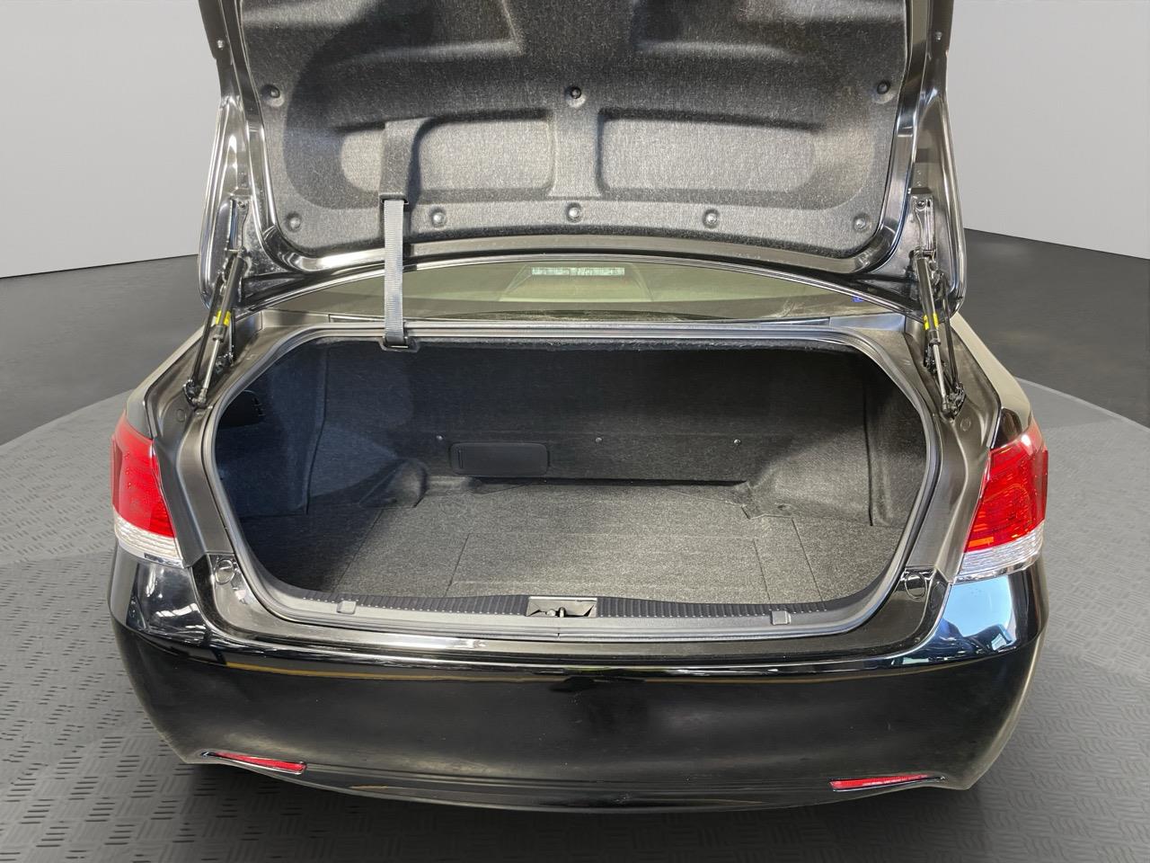 2013 Toyota Crown 2.5 Royal Saloon Sedan CRUISE CONTROL + REVERSING CAMERA + AUTO LIGHTS