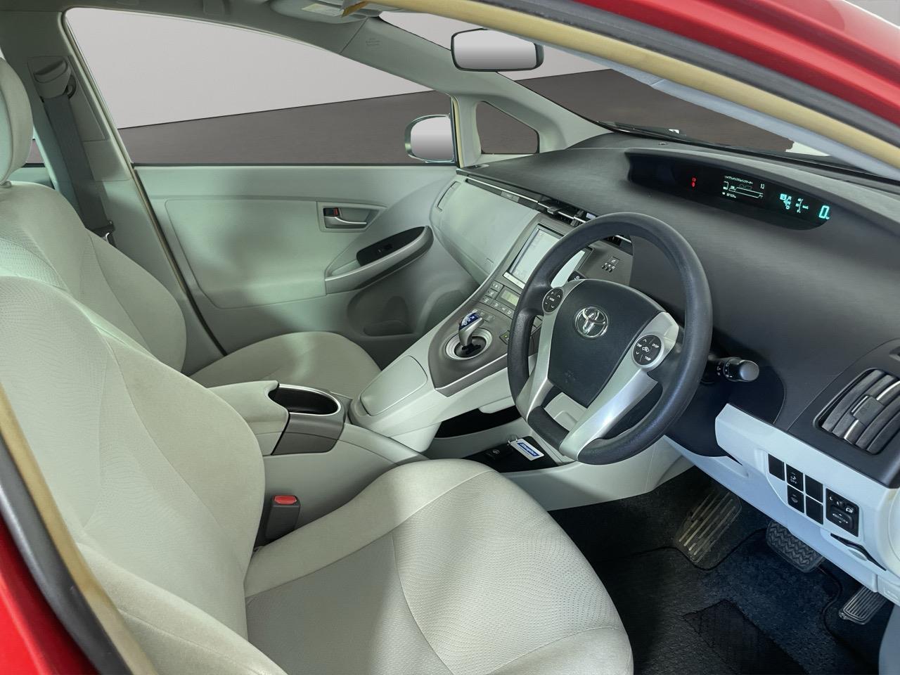 2014 Toyota Prius S Station Wagon LOW KMS + REVERSING CAMERA + AUTO LIGHTS