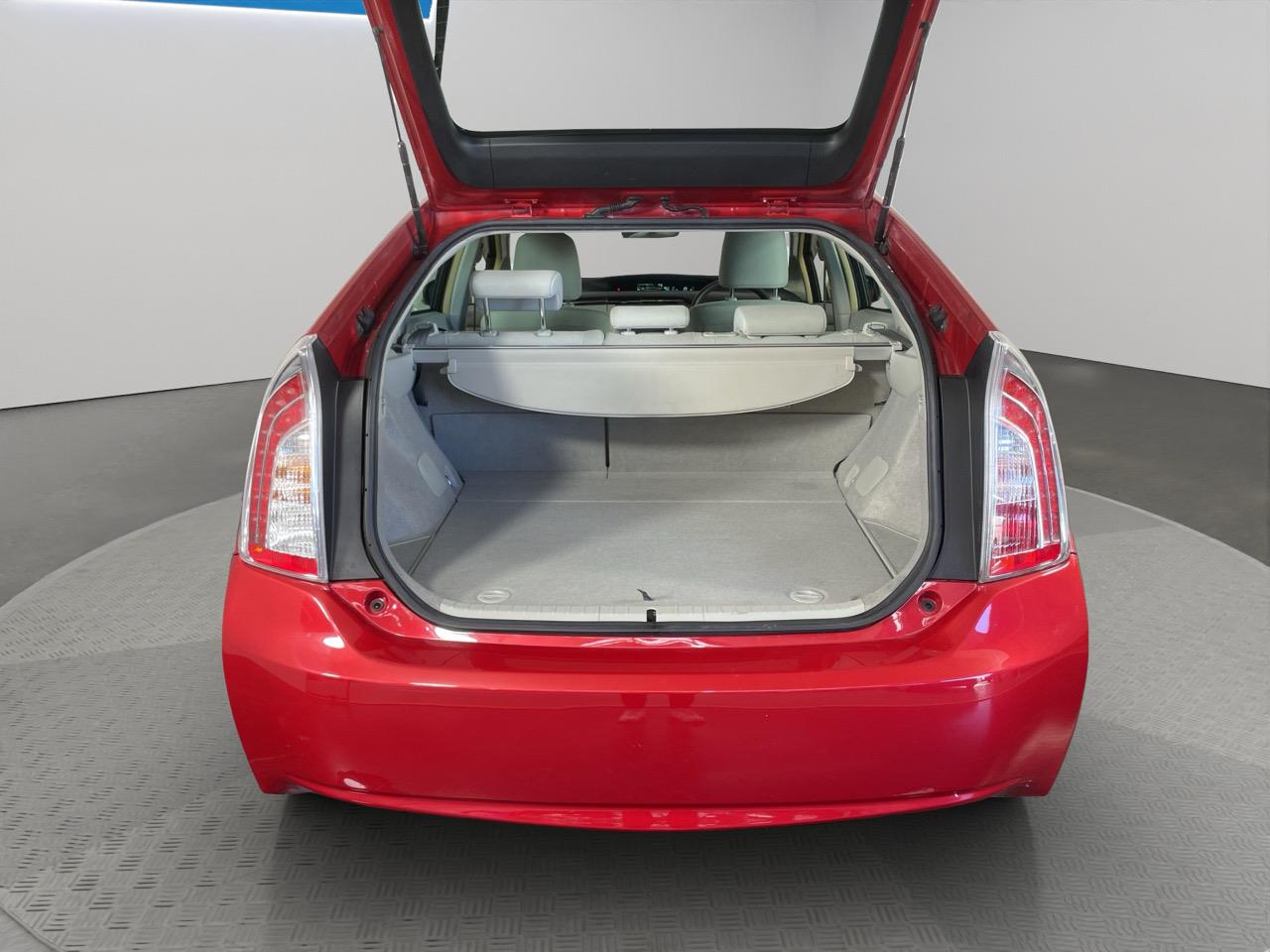 2014 Toyota Prius S Station Wagon LOW KMS + REVERSING CAMERA + AUTO LIGHTS